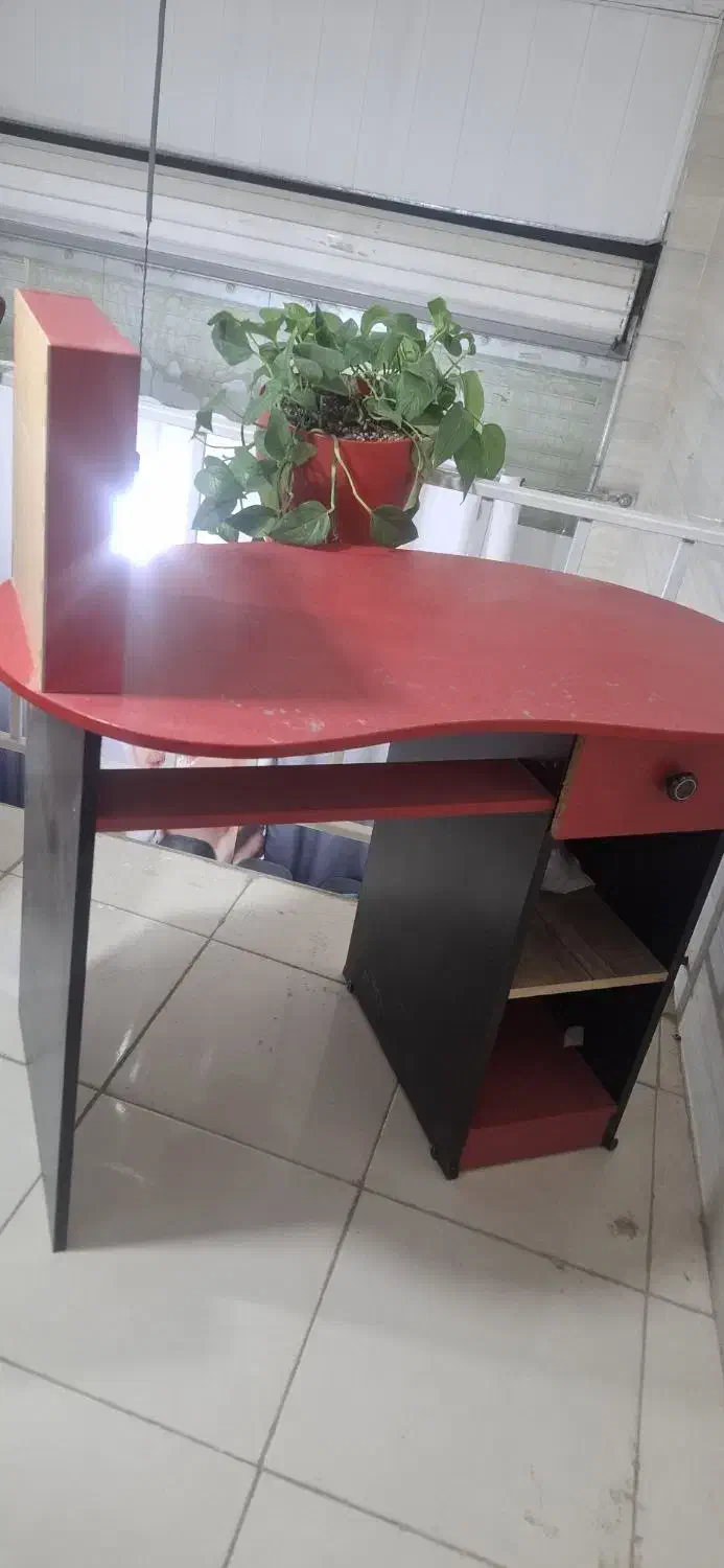 میز و صندلی ناخن|آرایشگاه و سالن‌های زیبایی|صدرا-فارس, فاز ۲|دیوار