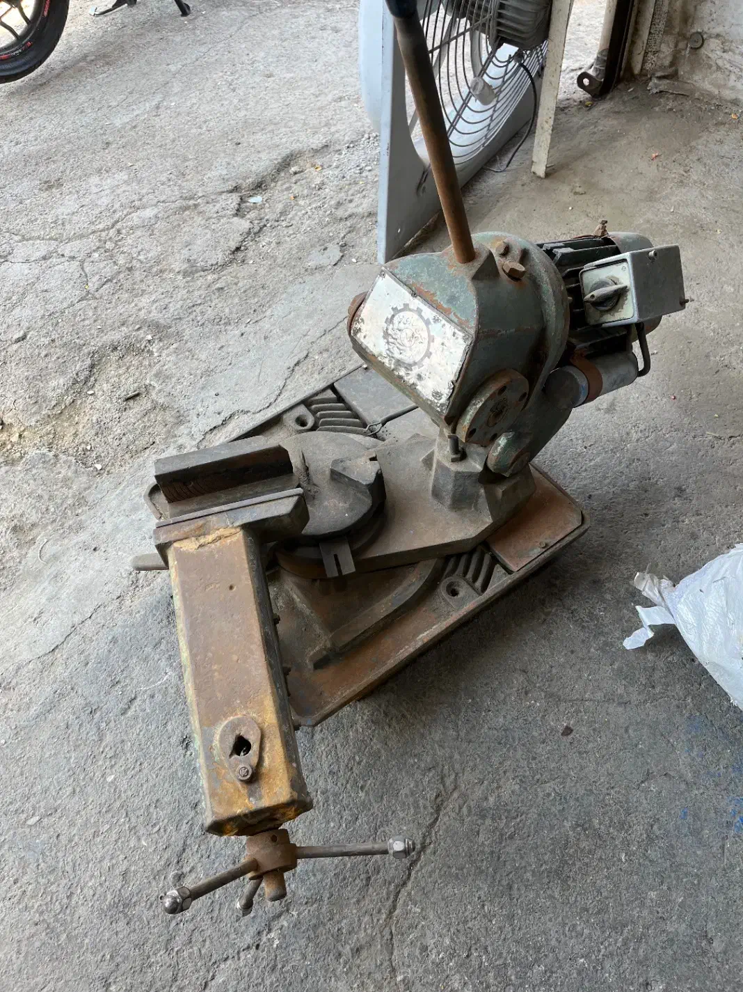 اره آب صابونی|ابزارآلات|قم, قلعه کامکار|دیوار