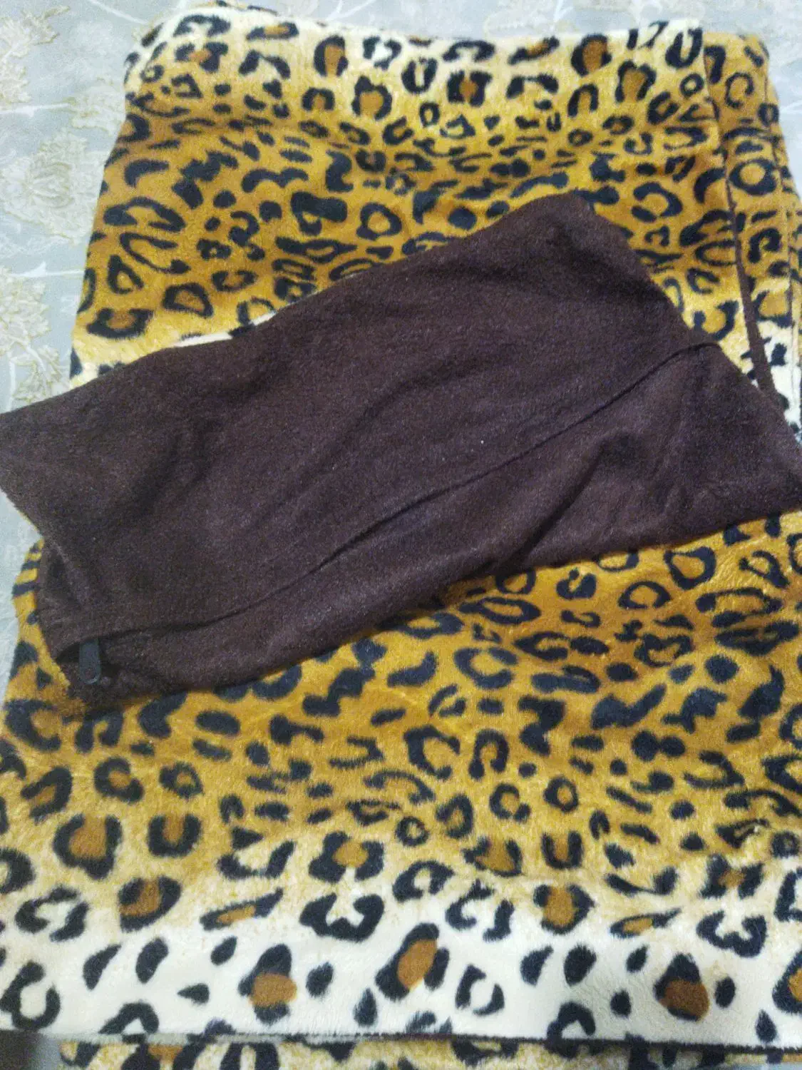 روبالشتی پلنگی|رختخواب، بالش، پتو|قم, شهرک توانیر|دیوار