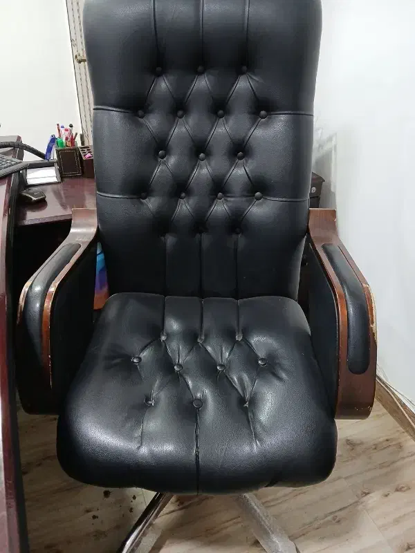 صندلی مدیریتی چرم کاملا سالم|مبلمان اداری|رشت, حومه رشت|دیوار