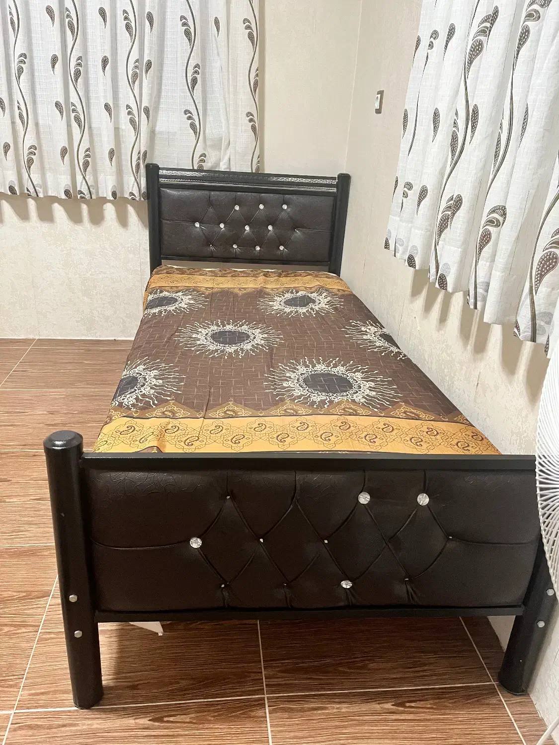 تختخواب تک‌نفره همراه تشک|تخت و سرویس خواب|رشت, کوی عرفان|دیوار