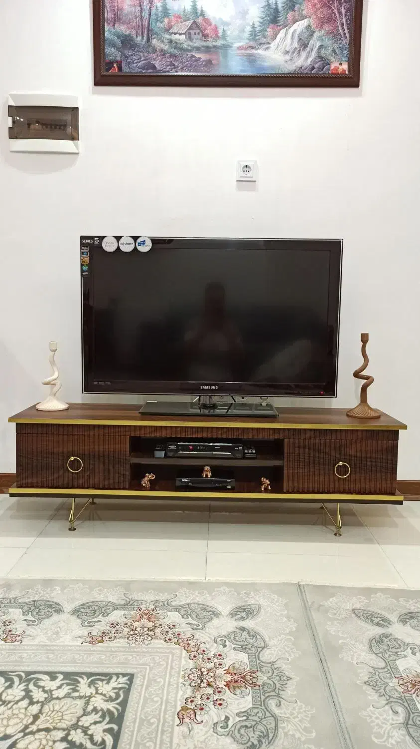 تلویزیون ۴۲ اینچ سامسونگ همراه میز|تلویزیون و پروژکتور|اصفهان, باغ فدک|دیوار