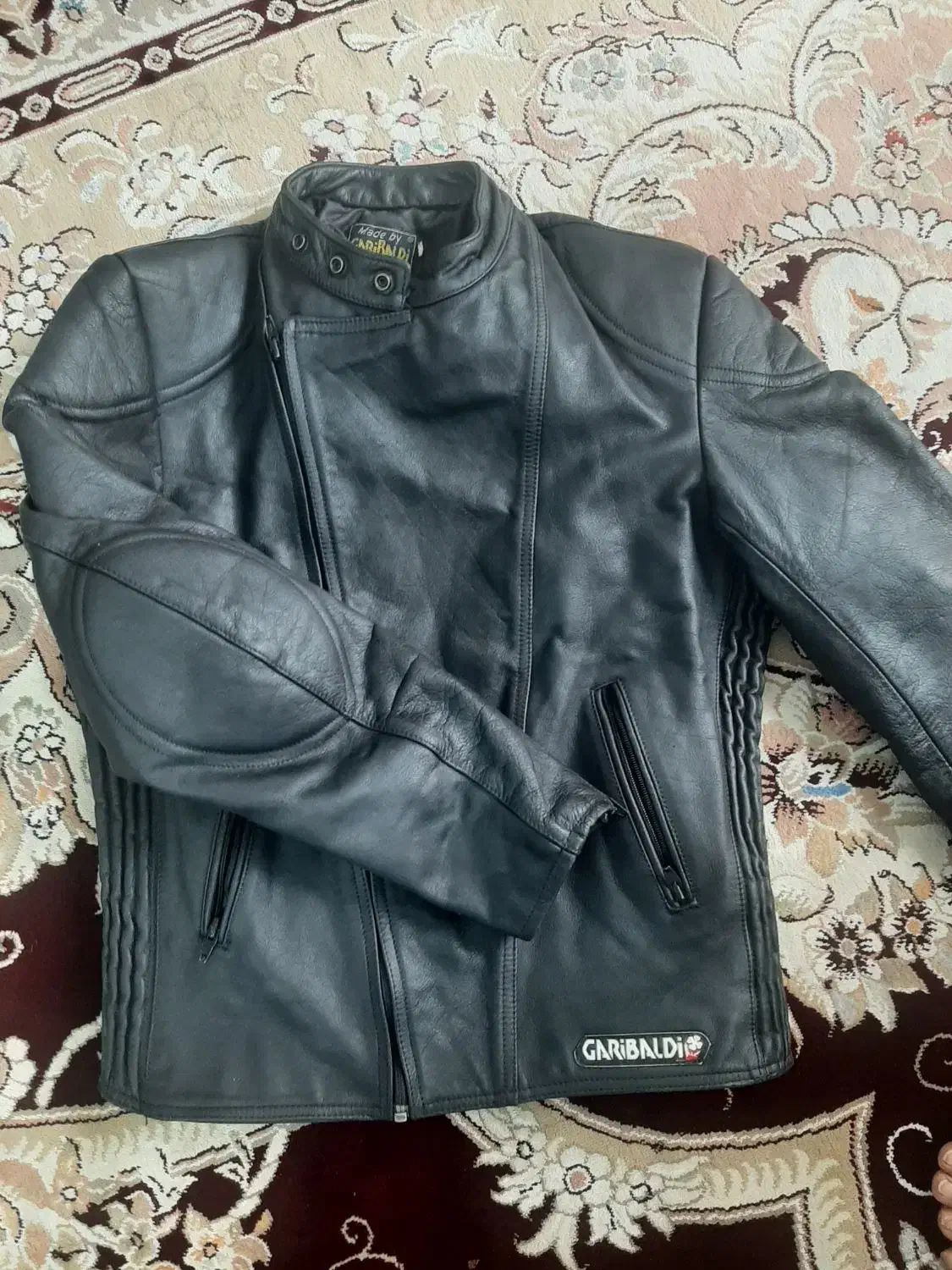 کاپشن چرم|لباس|قم, ولیعصر|دیوار