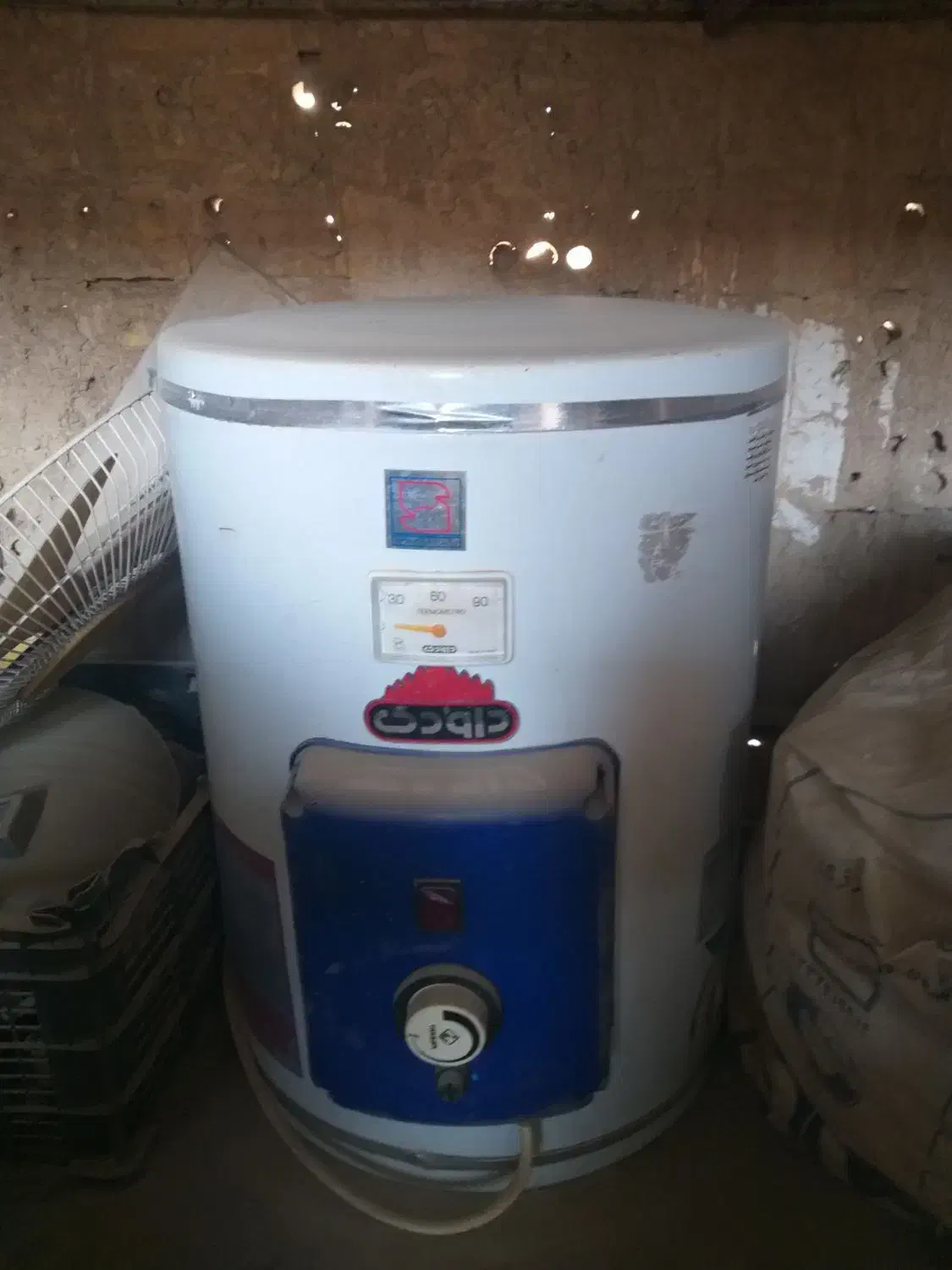 ابگرمکن دیواری برقی داوودی|آبگرمکن، پکیج، شوفاژ|اصفهان, شاهد|دیوار