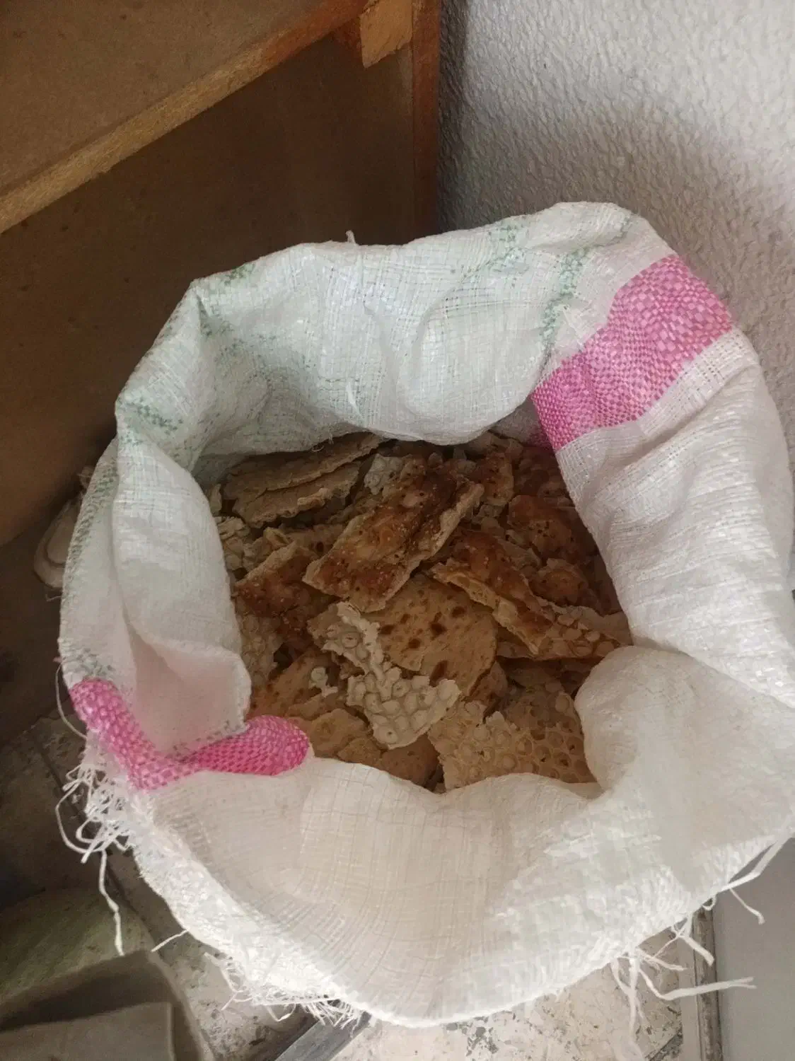 نان خشک|خوردنی و آشامیدنی|رشت, نامجو|دیوار