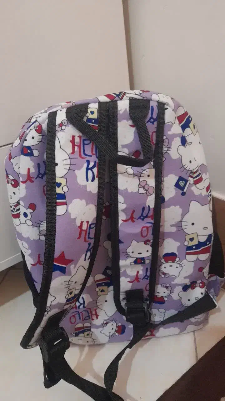 کیف مدرسه|کیف، کفش، کمربند|رباط‌کریم, رباط‌کریم|دیوار