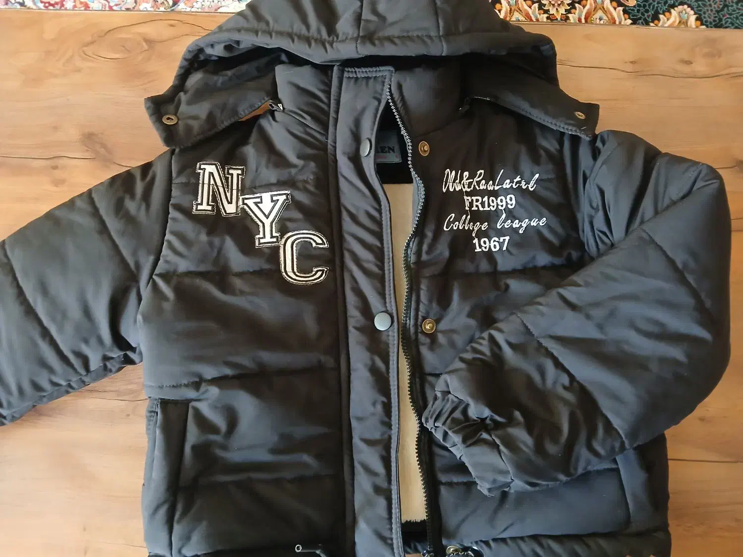 کاپشن|لباس|نیشابور, هفده شهریور|دیوار