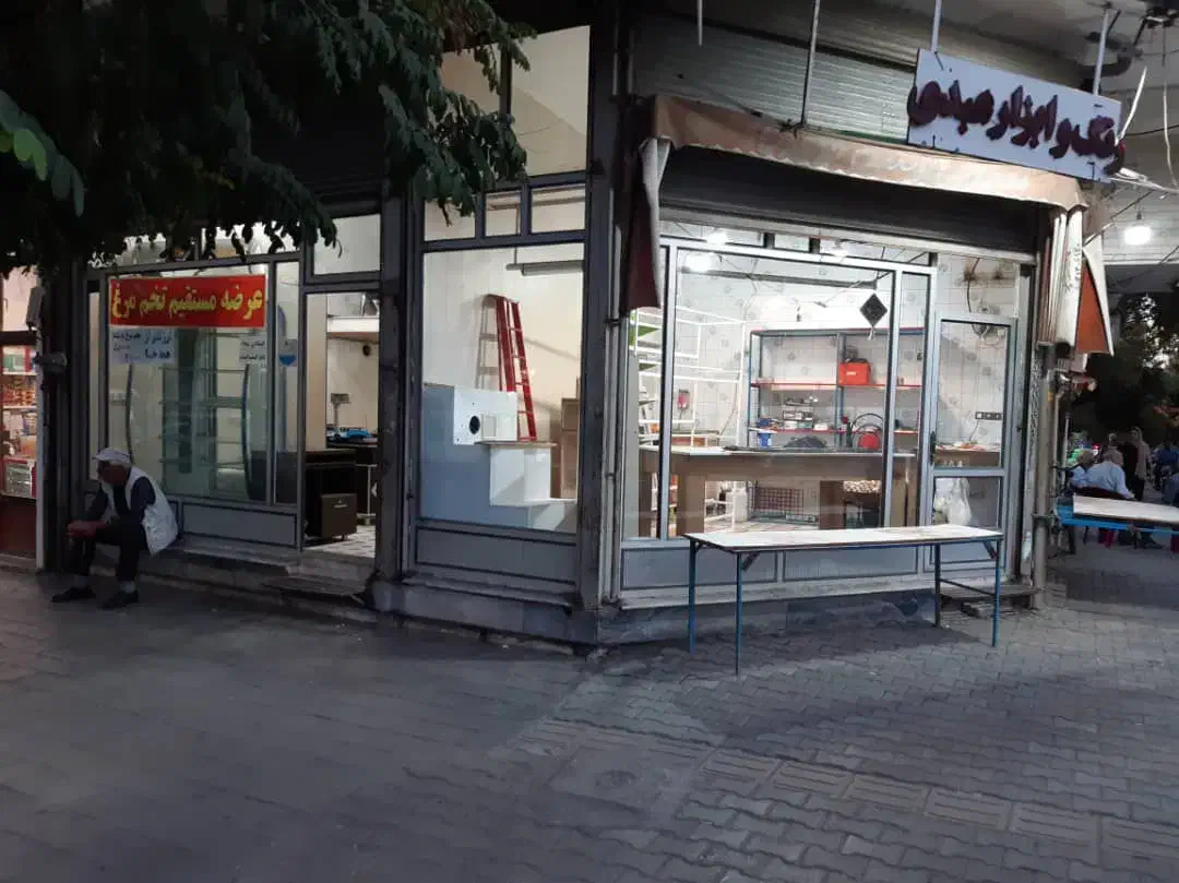 فروش دو باب مغازه سه دهنه با زیر زمین انباری تجاری|فروش مغازه و غرفه|مرند, |دیوار