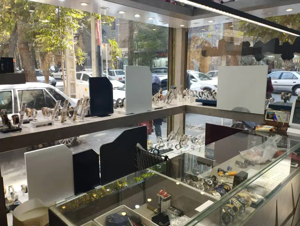 اجاره مغازه دو نبش خیابان شریف واقفی با ویترین|اجارهٔ مغازه و غرفه|اصفهان, ملک|دیوار