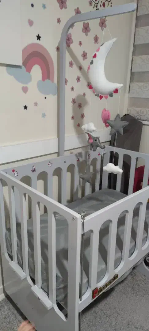 تخت نوزاداصلااستفاده نشده|تخت و صندلی بچه|اسلام‌شهر, شهرک واوان|دیوار