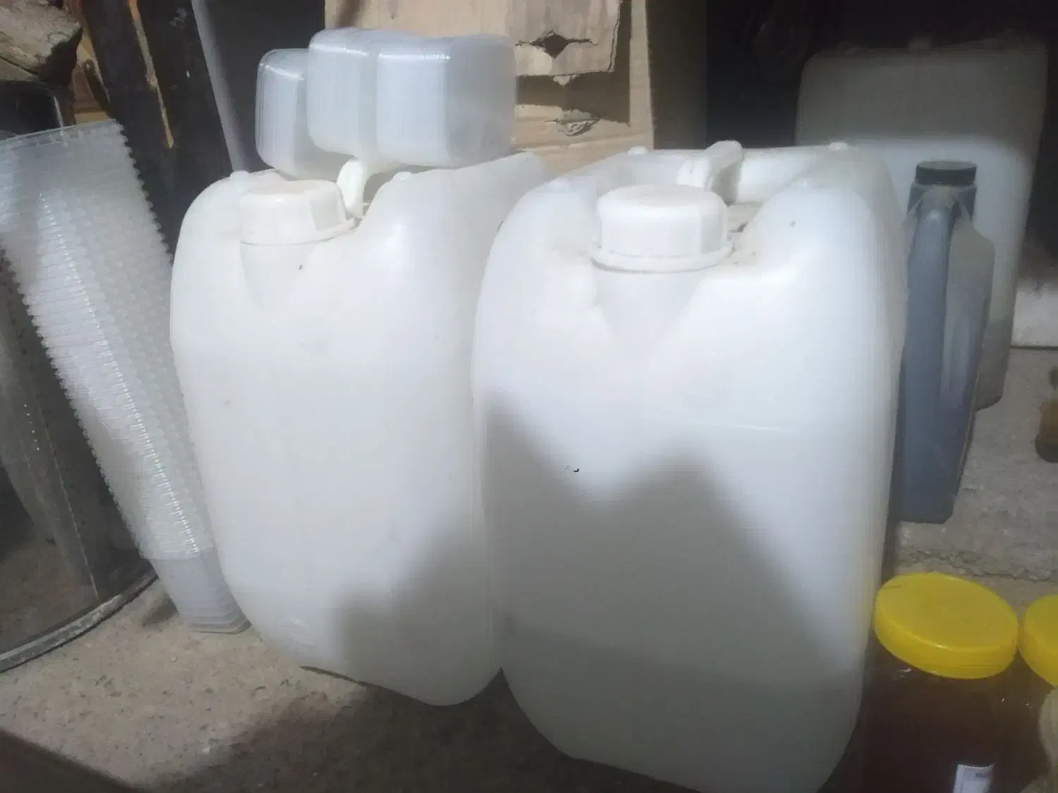 تعدادی گالن و دبه پلاستیکی|ظروف نگهدارنده، پلاستیکی، یک‌بارمصرف|گنبد کاووس, |دیوار