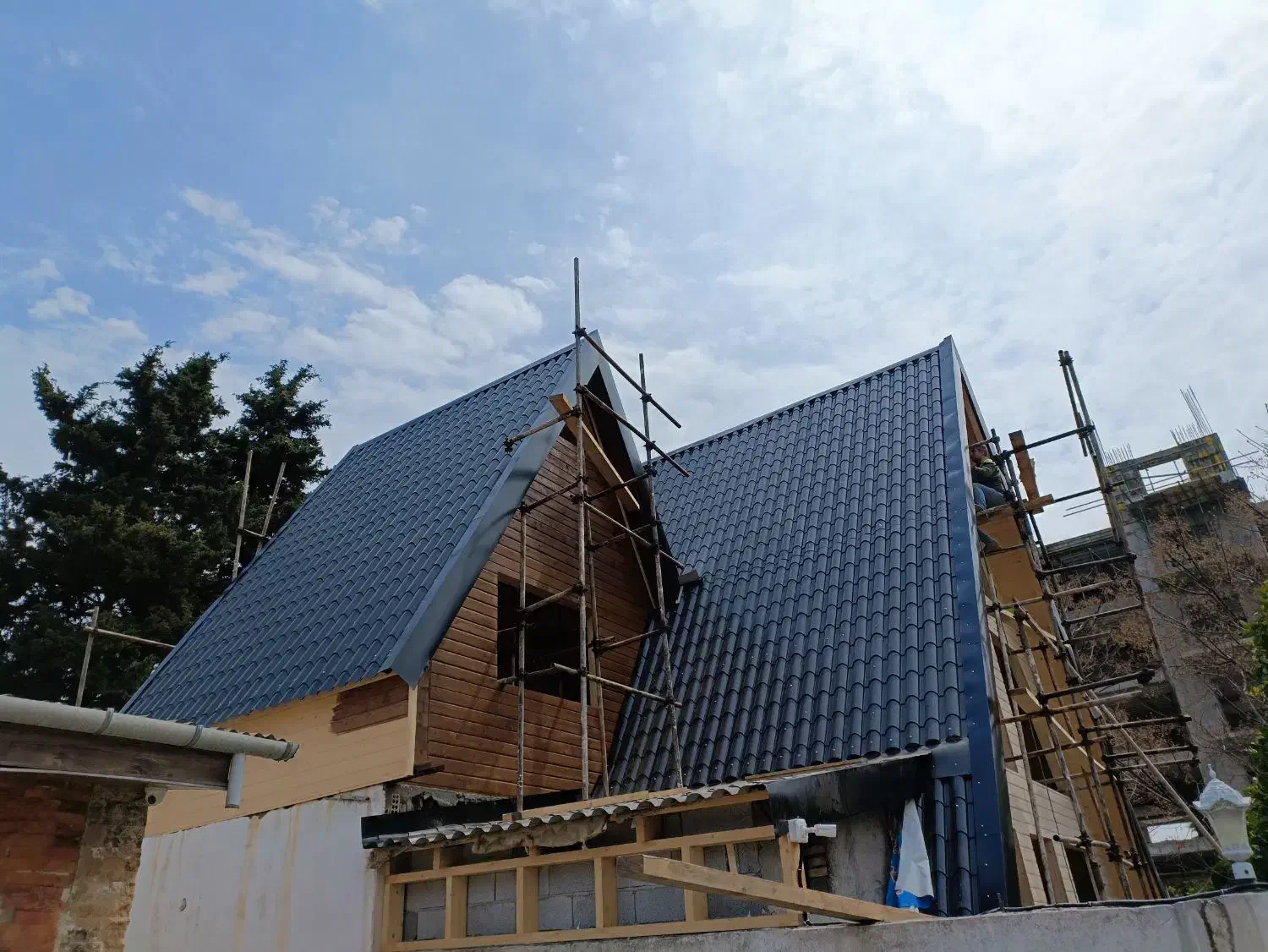 نصب شیروانی و پرسیانا.نمای ساختمان|خدمات پیشه و مهارت|رامسر, |دیوار