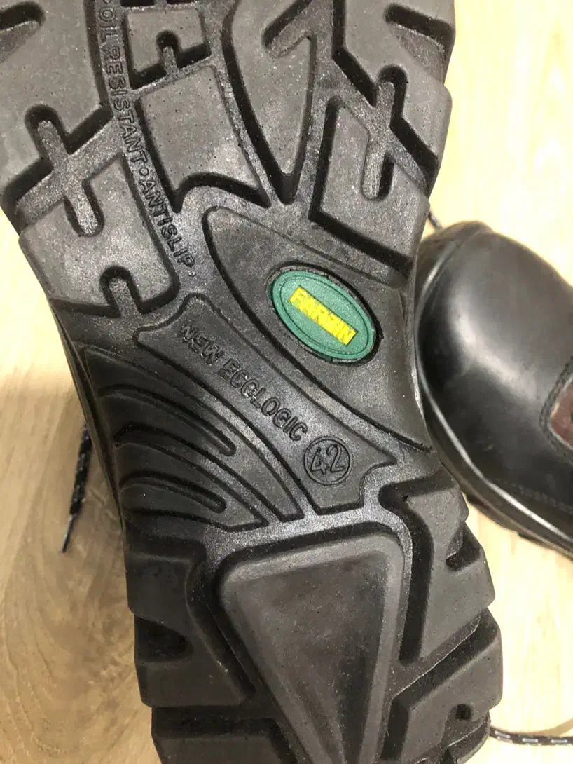 کفش ایمنی|کیف، کفش، کمربند|کرج, باغستان|دیوار