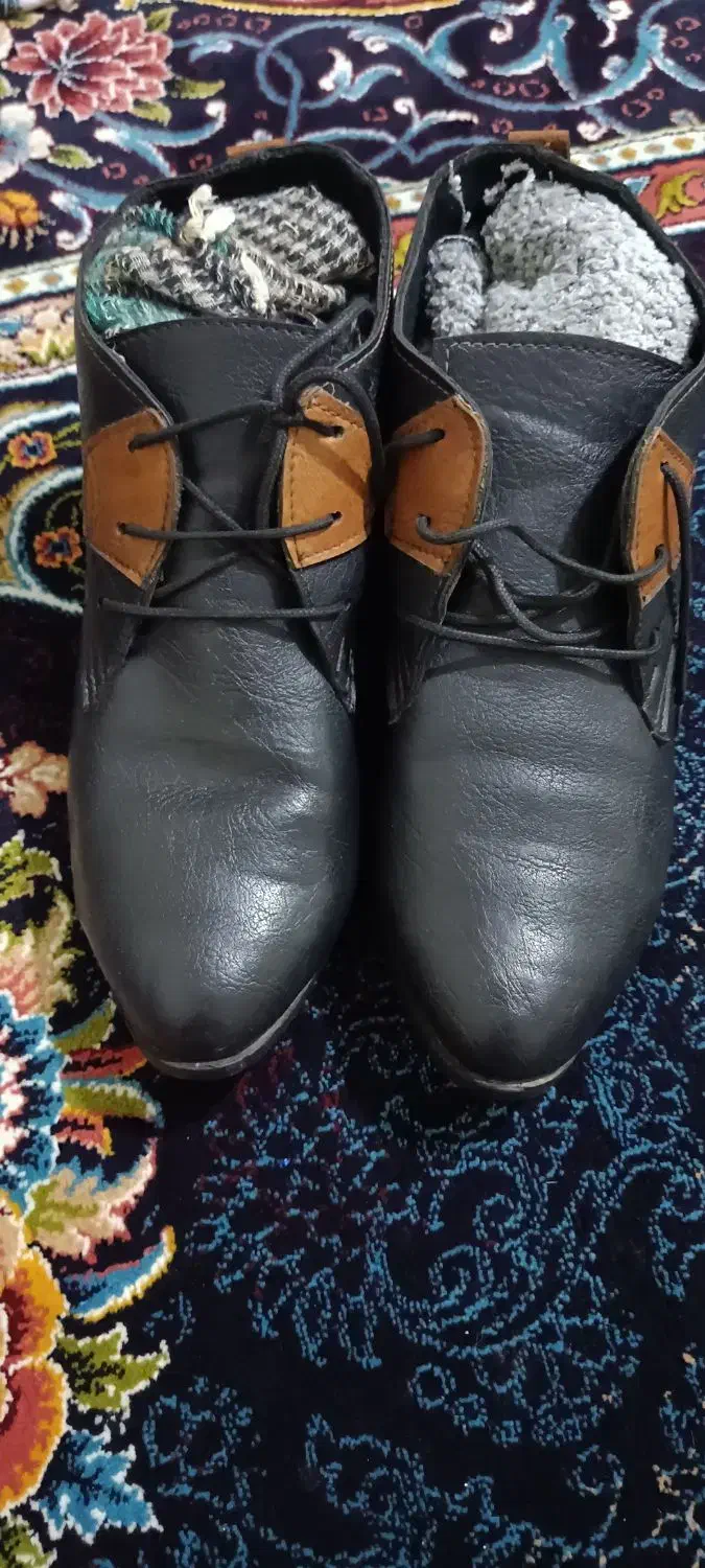 دو جفت بوت|کیف، کفش، کمربند|بومهن, |دیوار