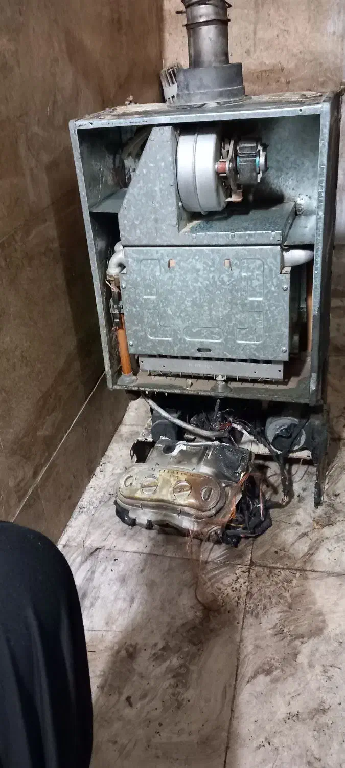 پکیچ ایران رادیاتور.  نیمه سوخته|آبگرمکن، پکیج، شوفاژ|بجنورد, |دیوار