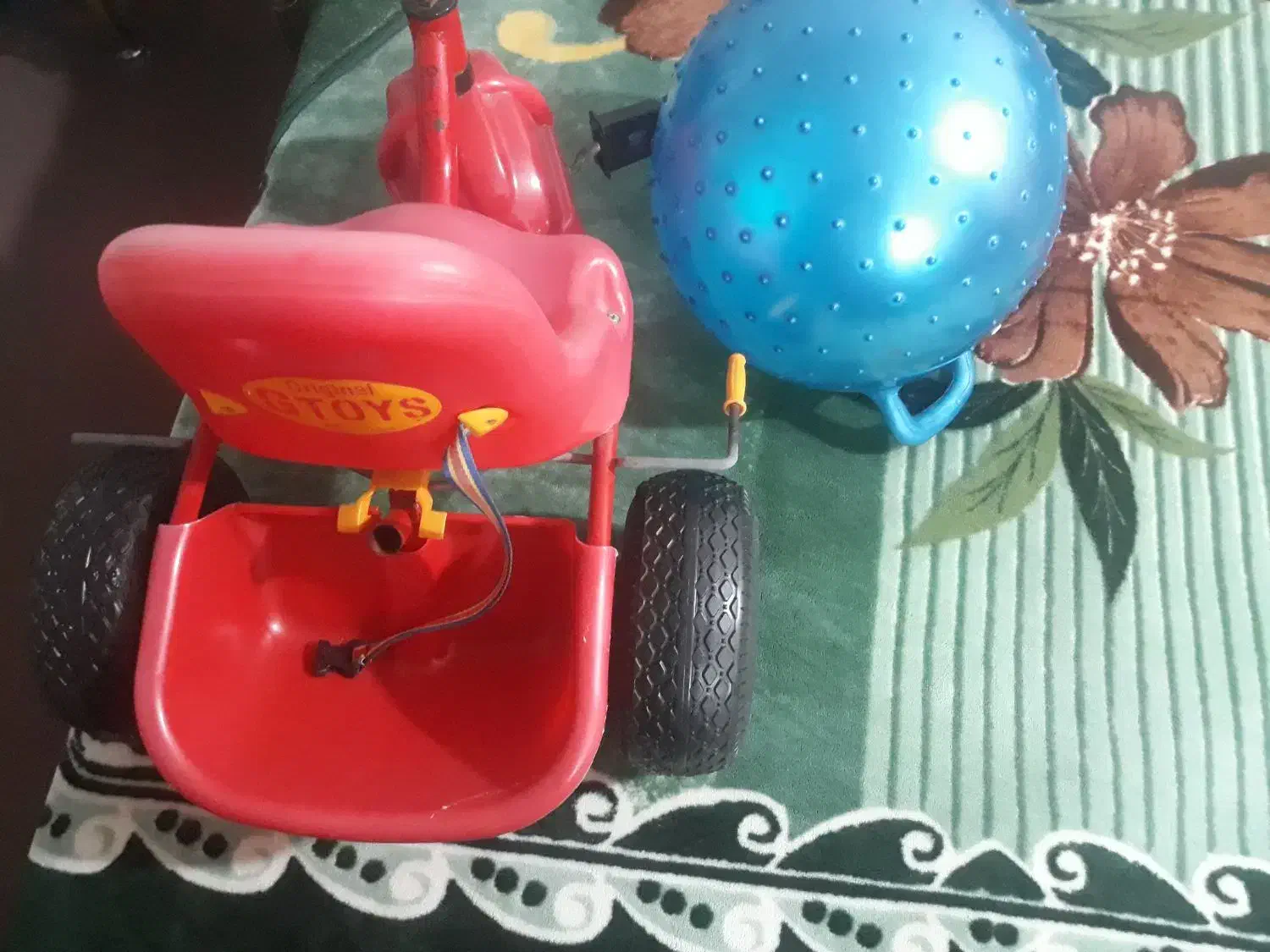 سه چرخه و توپ ورزشی|اسباببازی بچه|بندر گز, |دیوار