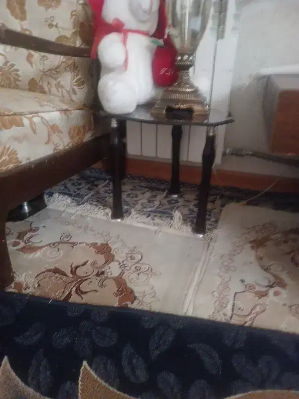 مبل ۷نفره و یک میز شیشه وسط و سه میز پذیرایی|مبلمان خانگی و میز عسلی|صدرا-فارس, فاز ۱|دیوار