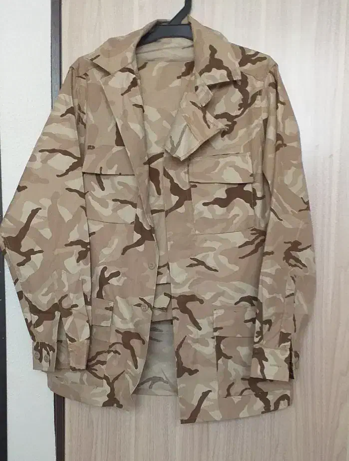 اورکت و لباس سربازی|لباس|شاهین‌شهر, مسکن مهر|دیوار