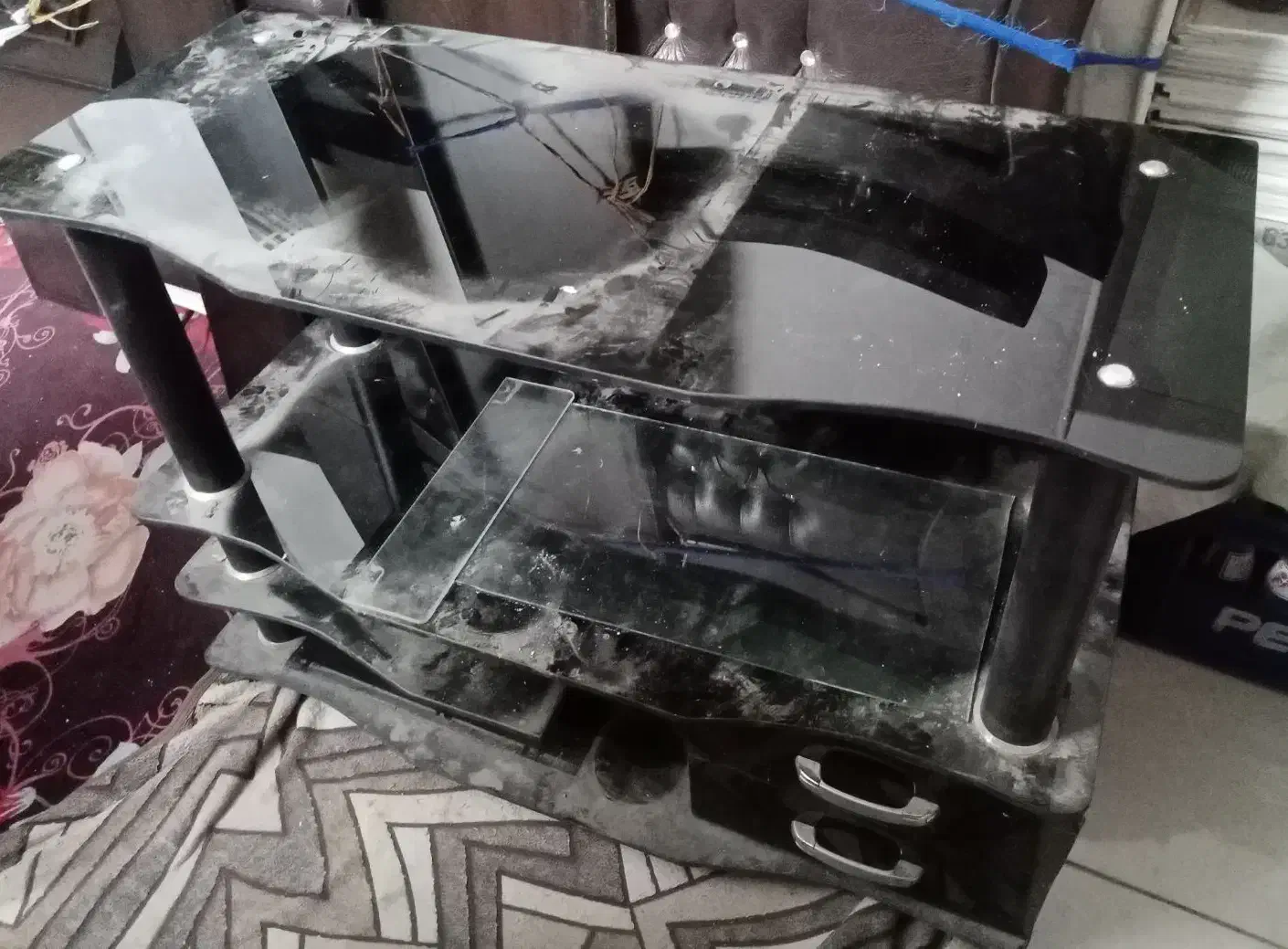 حراج میز تلویزیون شیشه ای و در چوبی سفید|میز تلویزیون|مشهد, نوید|دیوار