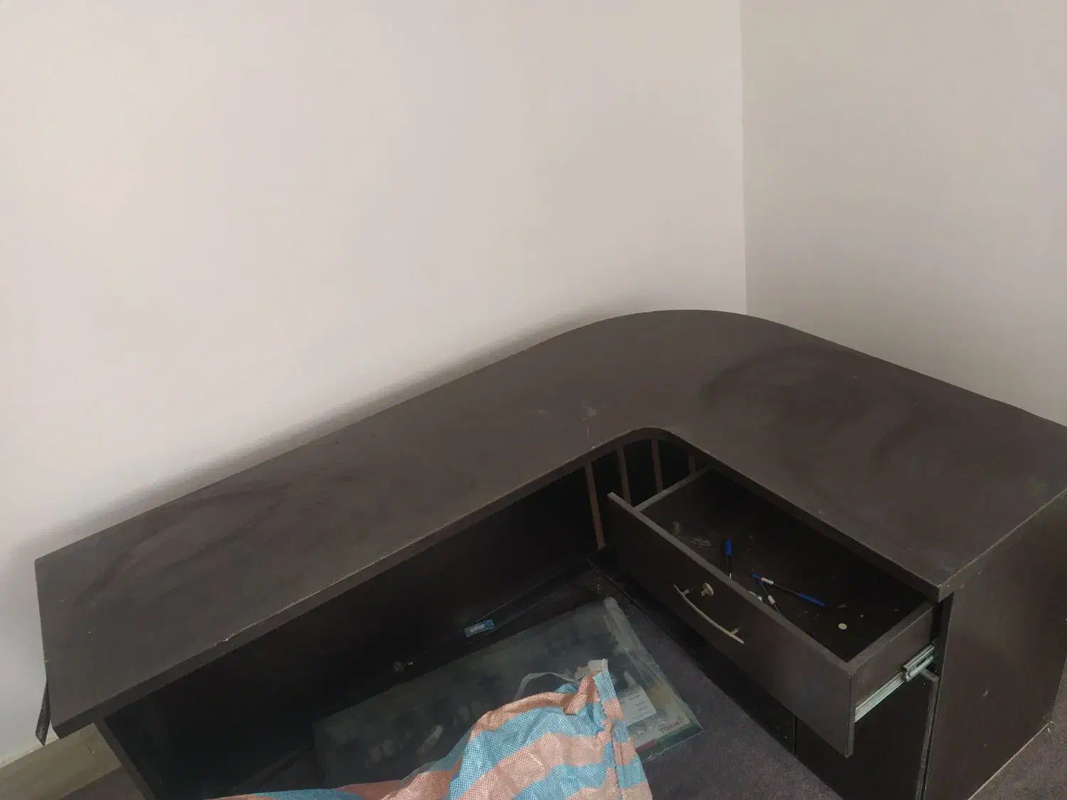 میز|میز تحریر و کامپیوتر|شیراز, میانرود|دیوار