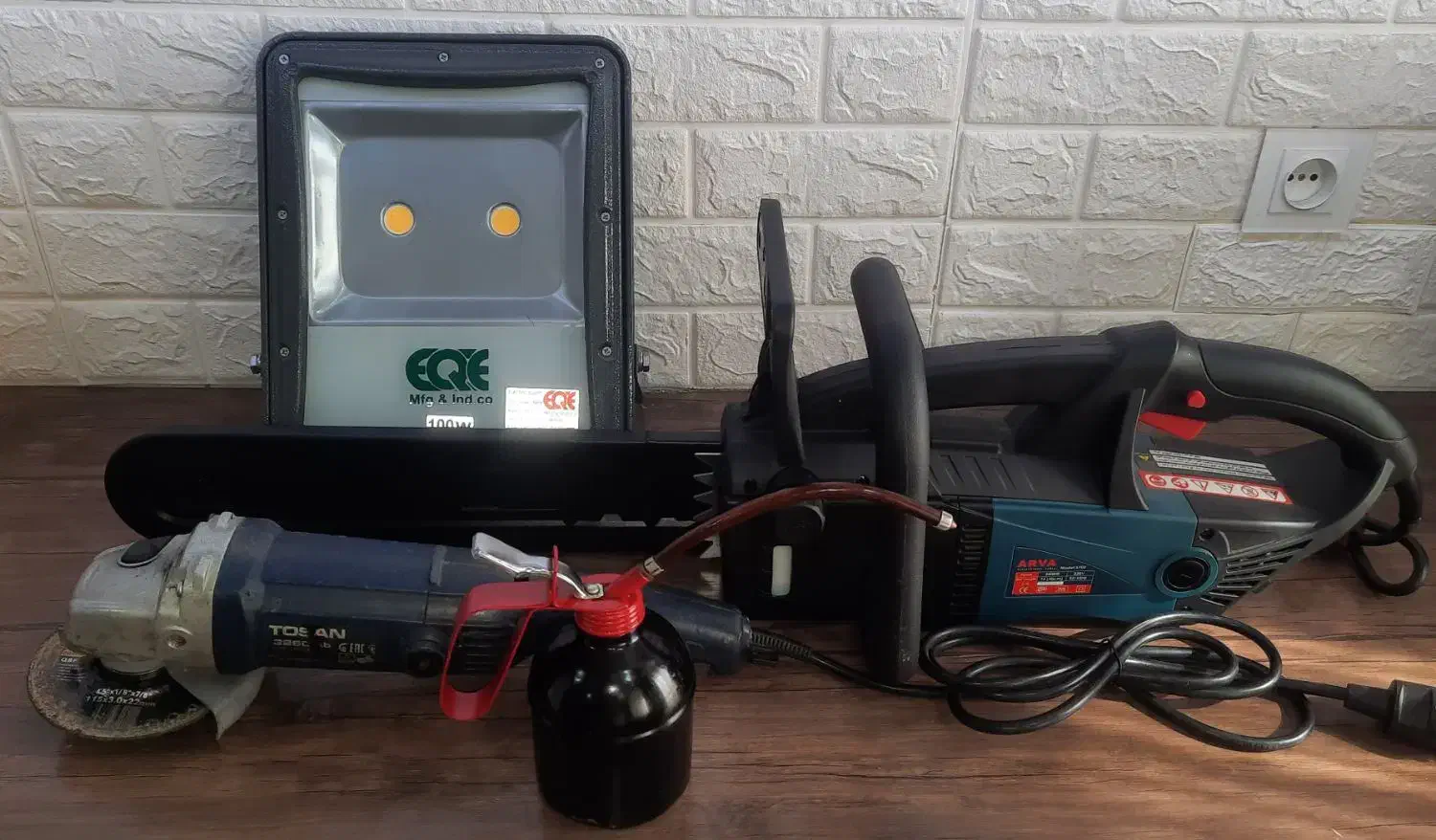 قیچی مفتول بر ، اره برقی زنجیری،پروژکتور، روغندان|ابزارآلات|اندیشه, اندیشه فاز ۱|دیوار