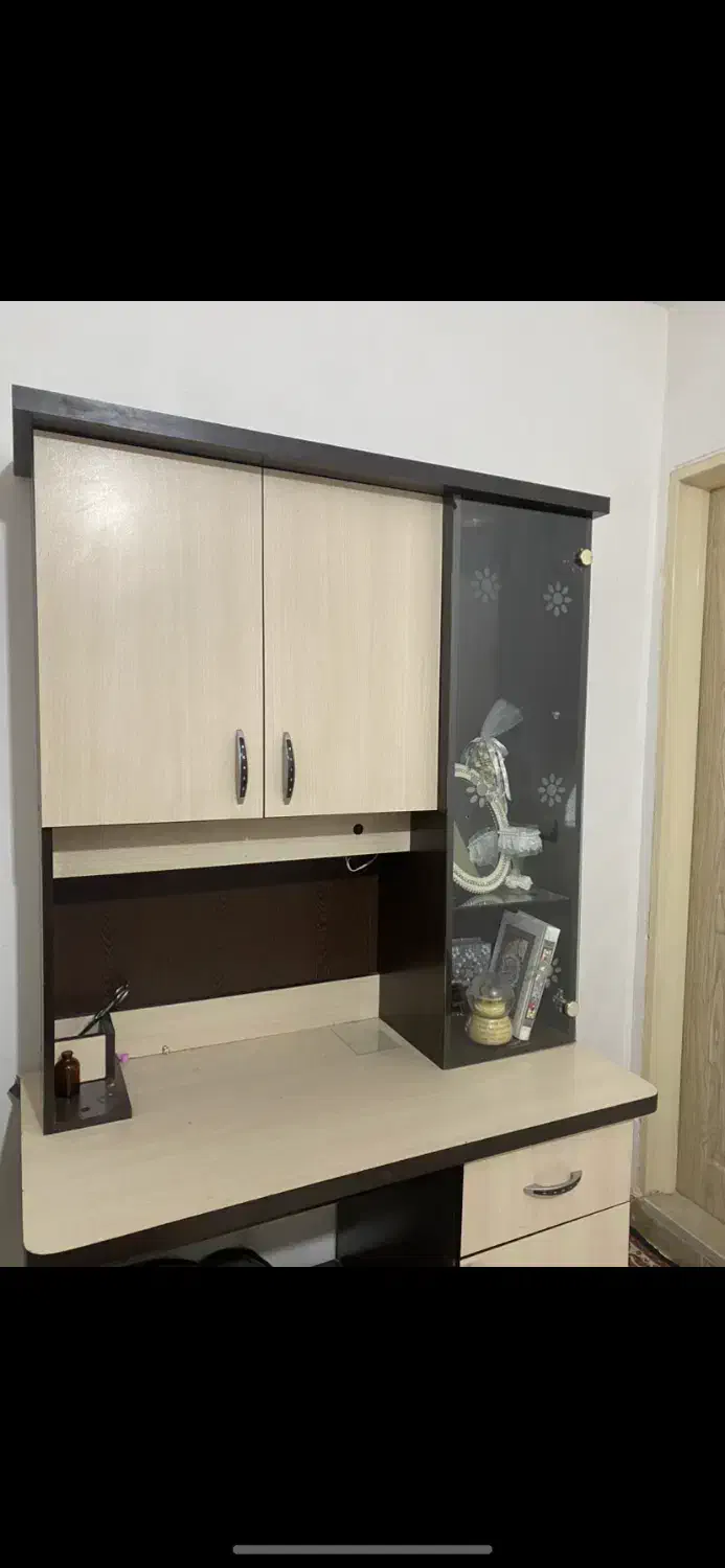 میز تحریر سالم و چراغ دار دارای ویترین|میز تحریر و کامپیوتر|ماهدشت, |دیوار