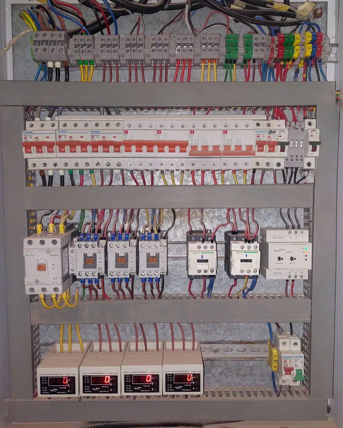 خدمات برق ساختمان و صنعتی|خدمات پیشه و مهارت|آباده, |دیوار