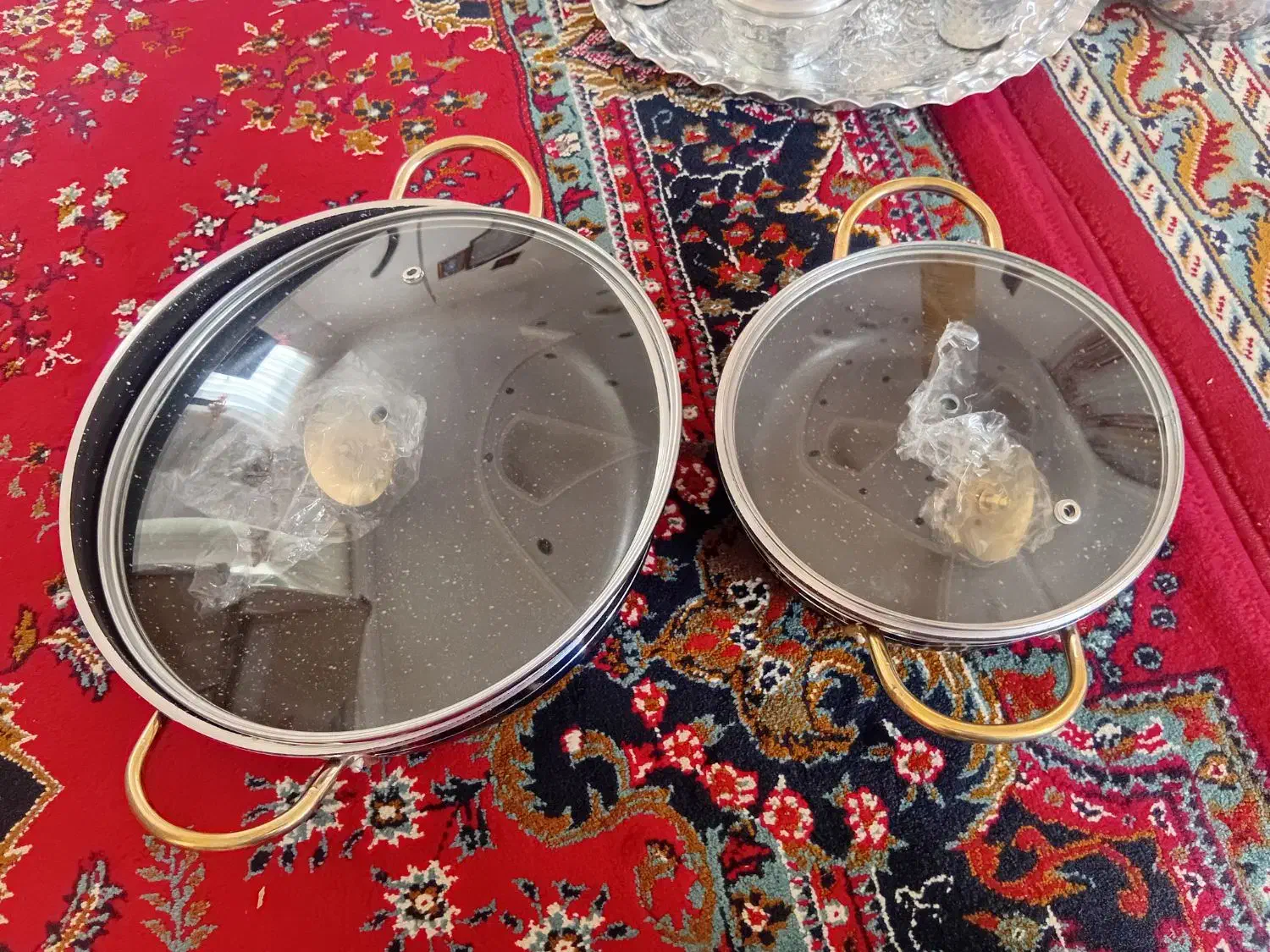 تعدادی ظرف ولباس|ظروف پختوپز|قوچان, |دیوار