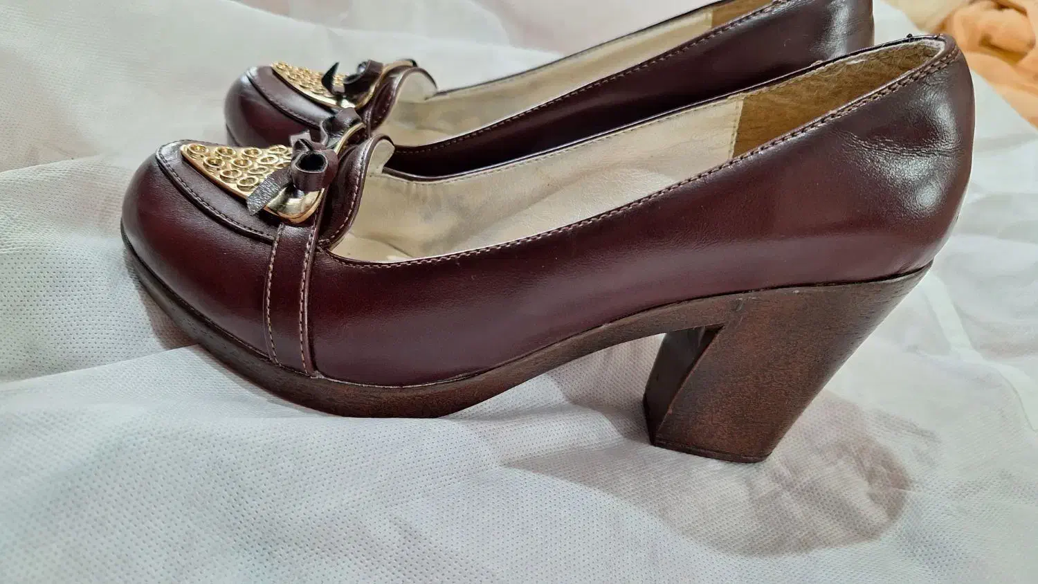 کفش مجلسی|کیف، کفش، کمربند|رشت, چله خانه|دیوار