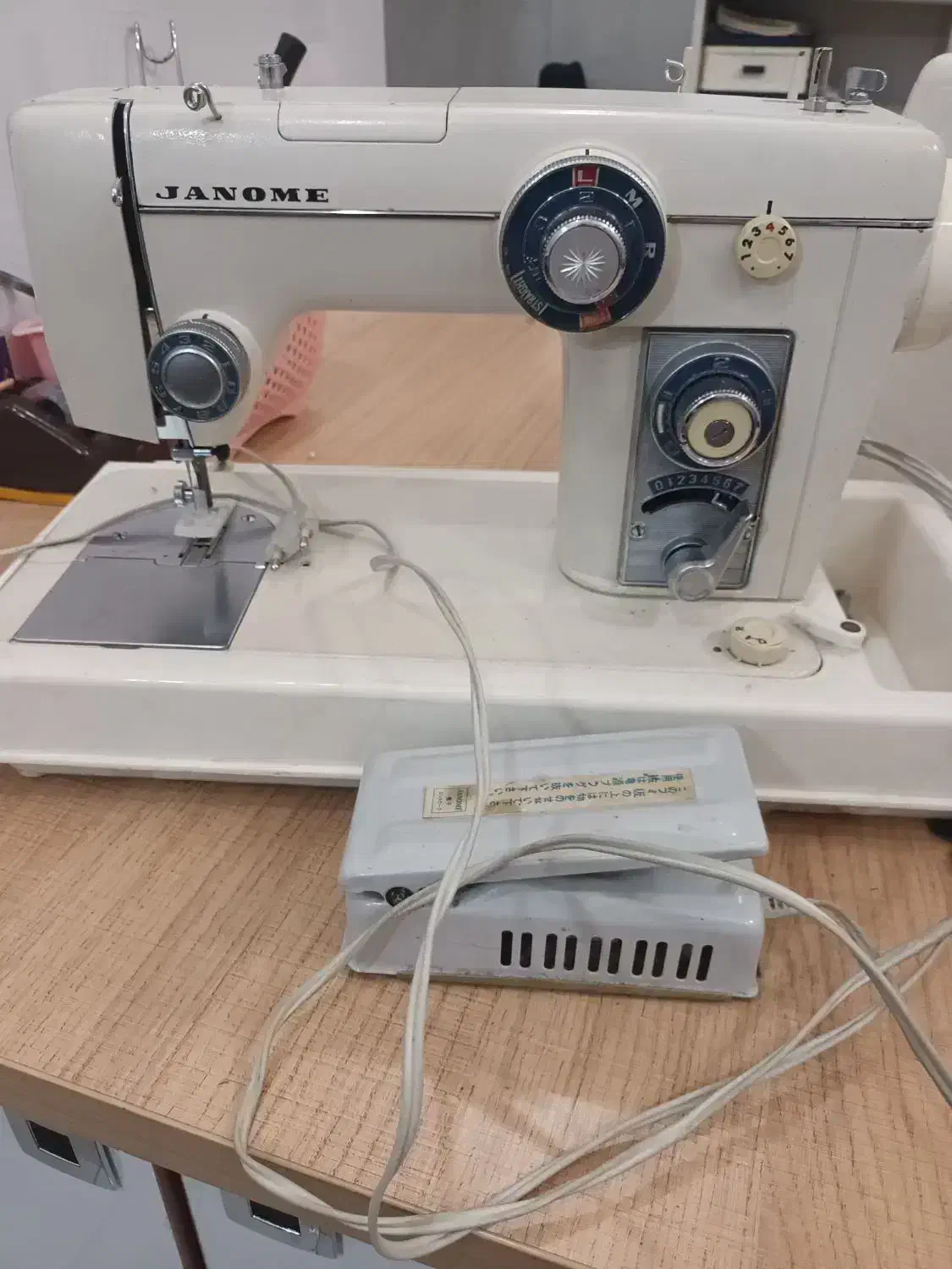 چرخ خیاطی ژانومه ۸۰۱ نیمه صنعتی نو|چرخ خیاطی و ریسندگی|رشت, حومه رشت|دیوار