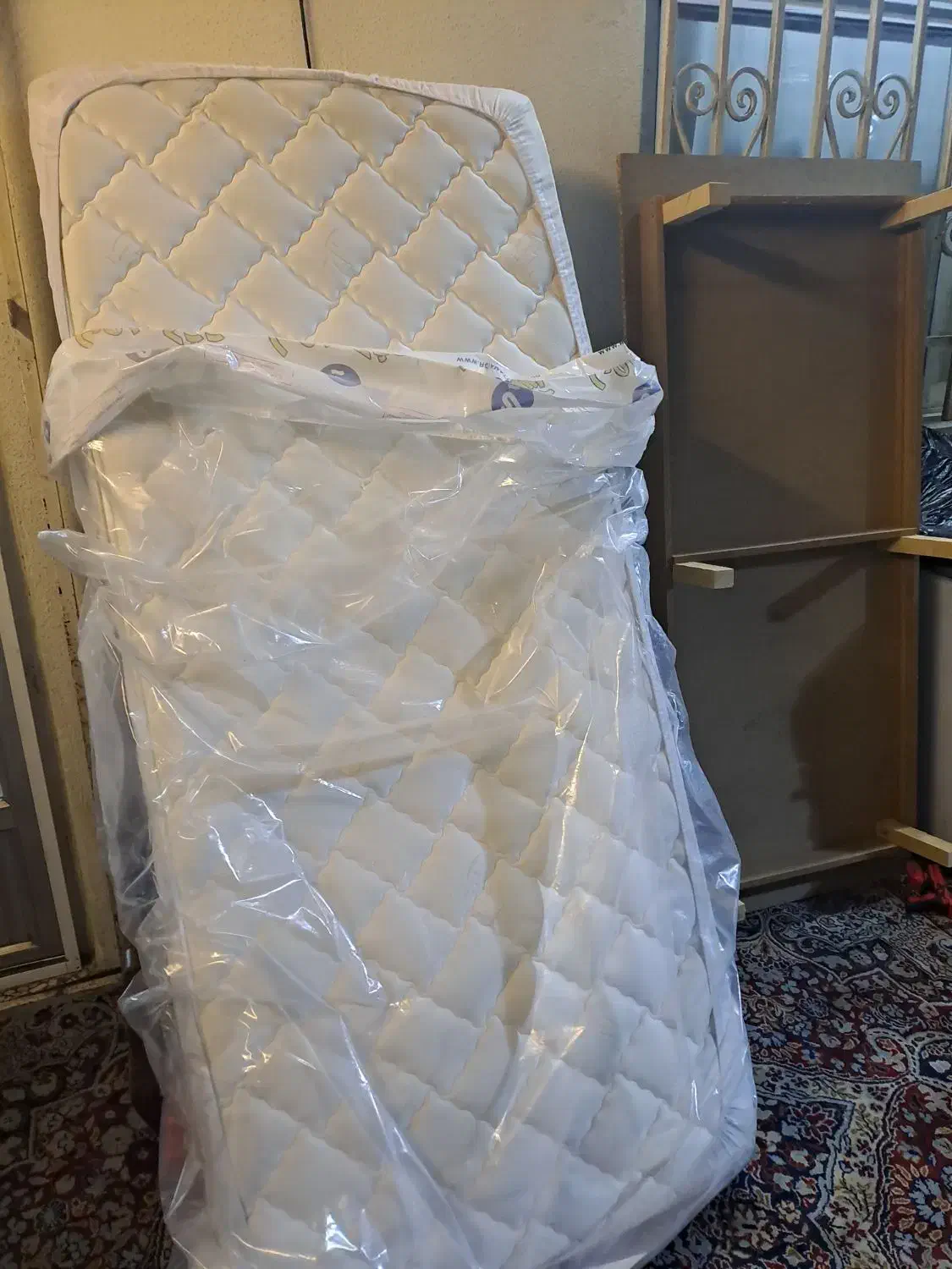 تخت یک نفره فلزی فرفورژه|تخت و سرویس خواب|رشت, باهنر|دیوار