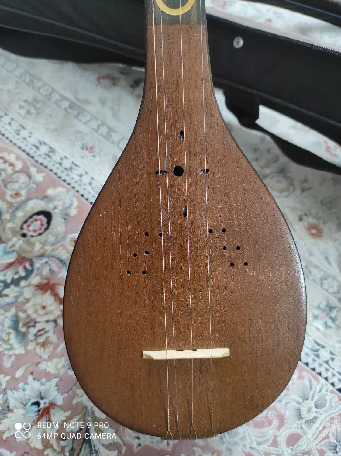 سه تار دیبا به همراه هاردکیس|سازهای سنتی|وحیدیه, |دیوار