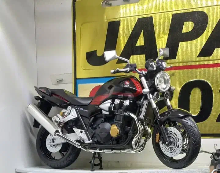 ماکت موتور سی بی ۱۳۰۰ مدل ۲۰۱۶|کلکسیون و سرگرمی|تهران, فلسطین (میدان انقلاب)|دیوار