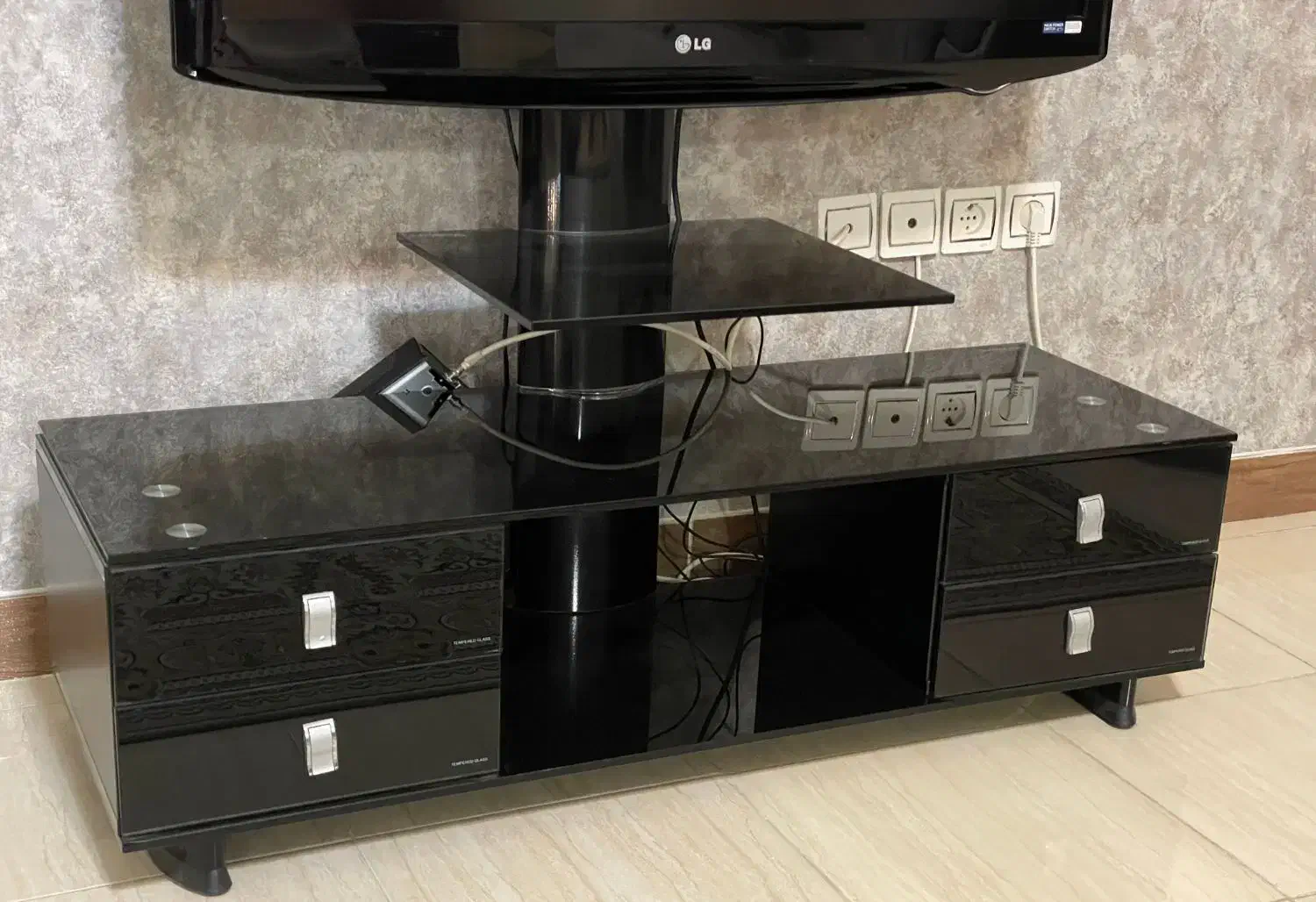 تلویزیون 42 اینچ LG همراه با میز کاملا سالم|تلویزیون و پروژکتور|رشت, معلم|دیوار