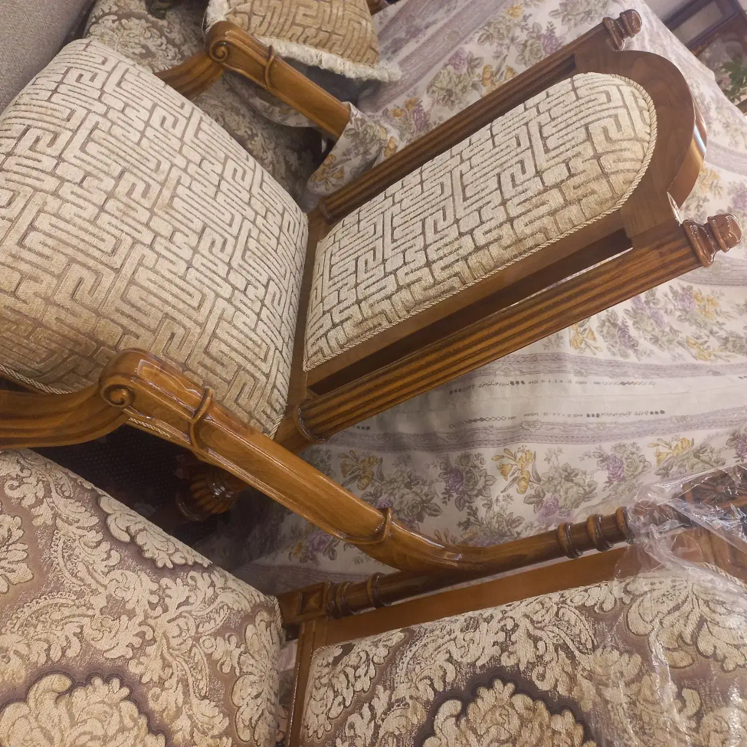 مبل کلاسیک ۹نفره|مبلمان خانگی و میز عسلی|صوفیان, |دیوار