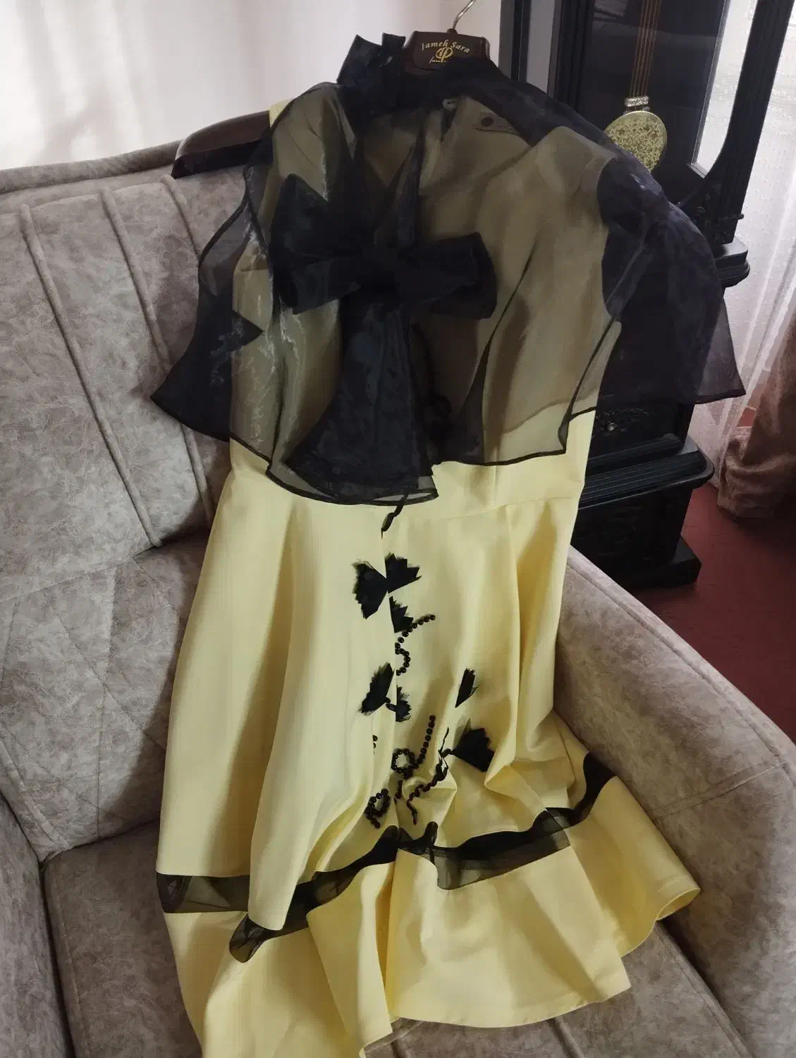 لباس نو|لباس|مشهد, دانشجو|دیوار