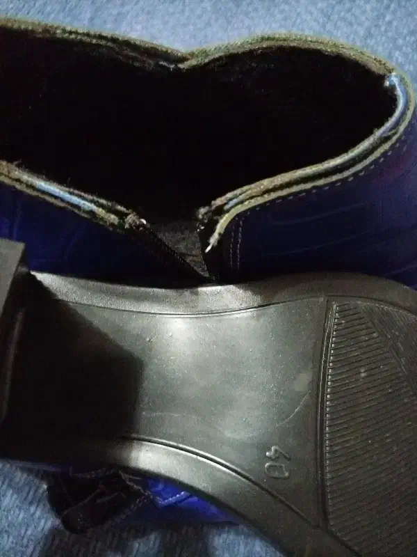 کفش|کیف، کفش، کمربند|رشت, فلسطین|دیوار