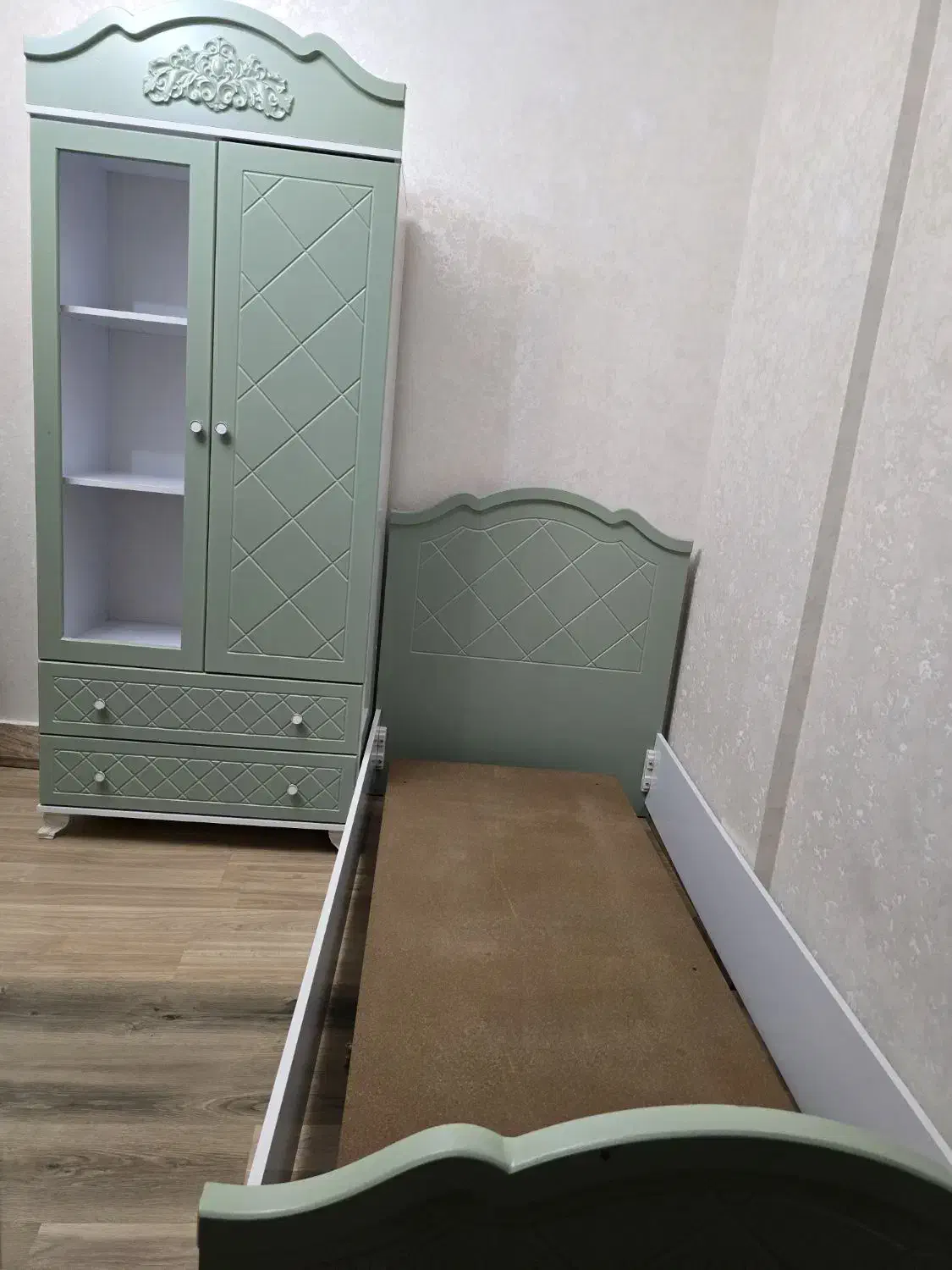 ست تخت خواب کمد میز تحریر|تخت و سرویس خواب|تبریز, |دیوار