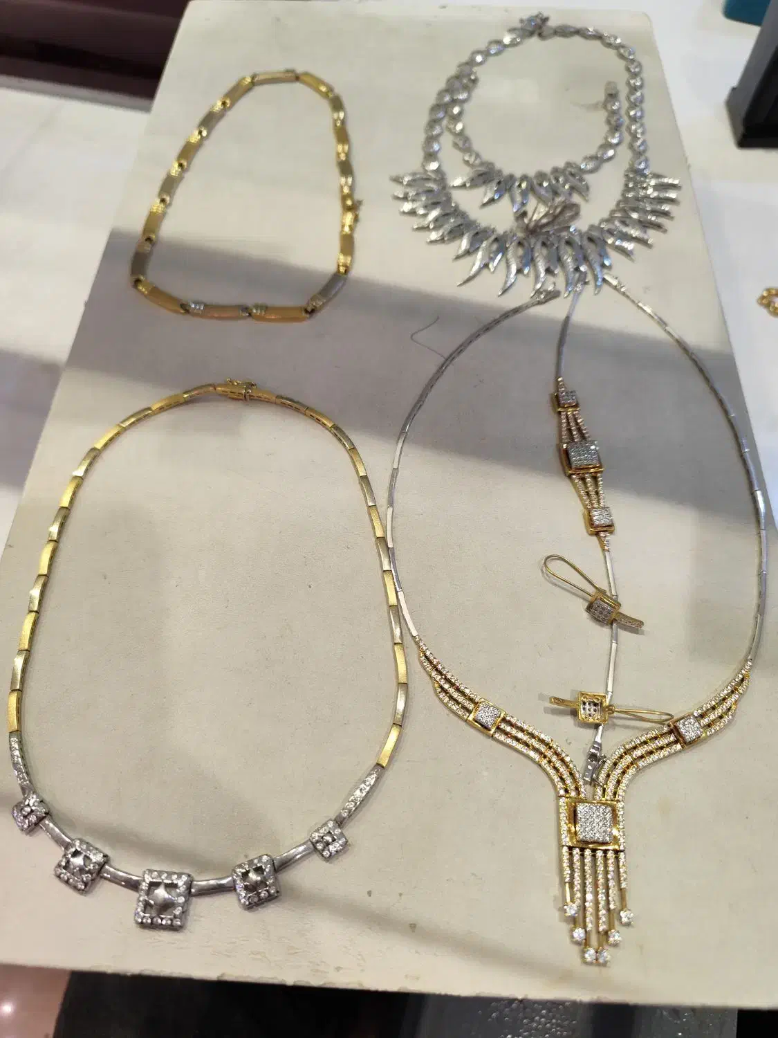 گردنبند و زنجیر و النگو طلا|جواهرات|شیراز, ملاصدرا|دیوار