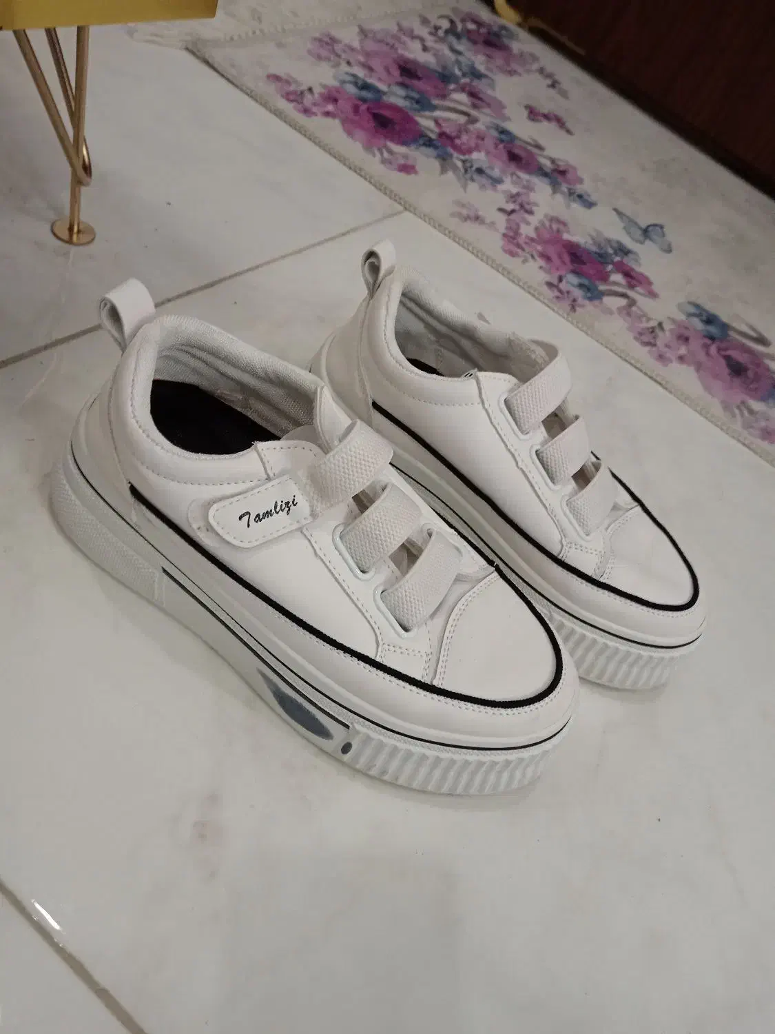 چند عدد کتونی خارجی|کیف، کفش، کمربند|رشت, گلزاران|دیوار