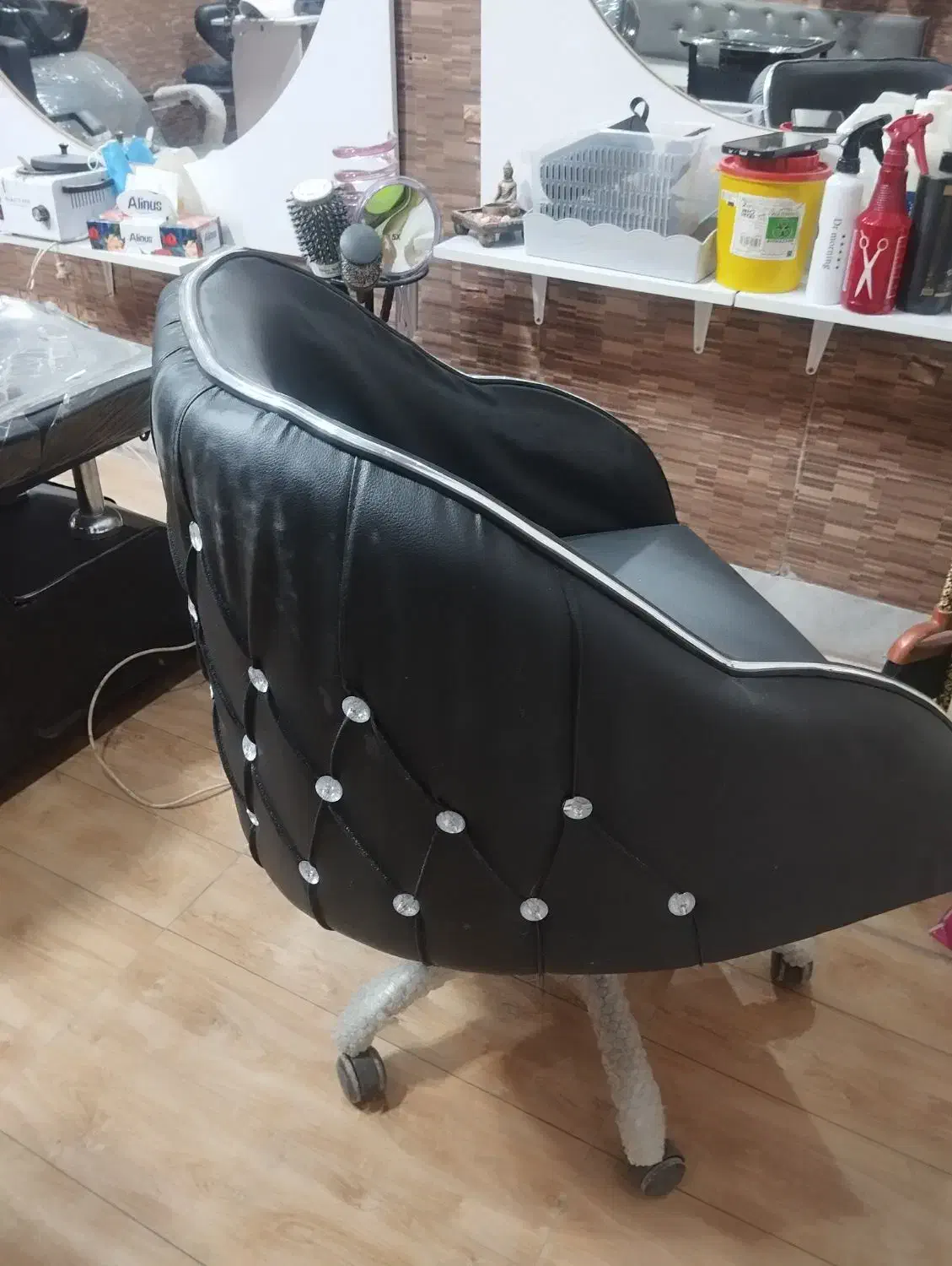 فروش تمامی وسایل آرایشگاه|آرایشگاه و سالن‌های زیبایی|فولادشهر, A4|دیوار