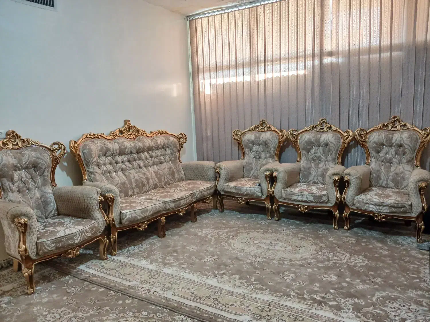 مبل 9نفره سلطنتی|مبلمان خانگی و میز عسلی|شاهین‌شهر, حافظ شمالی|دیوار