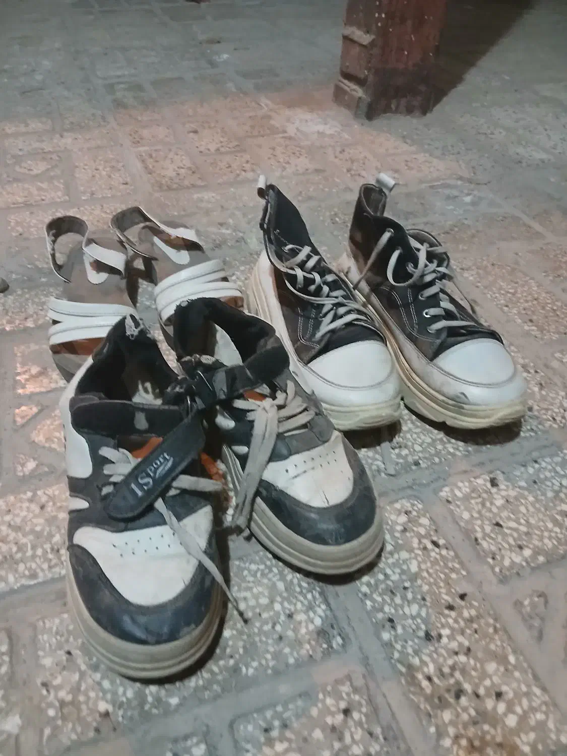 چند جفت کفش|کیف، کفش، کمربند|نیشابور, بنیاد شهید|دیوار