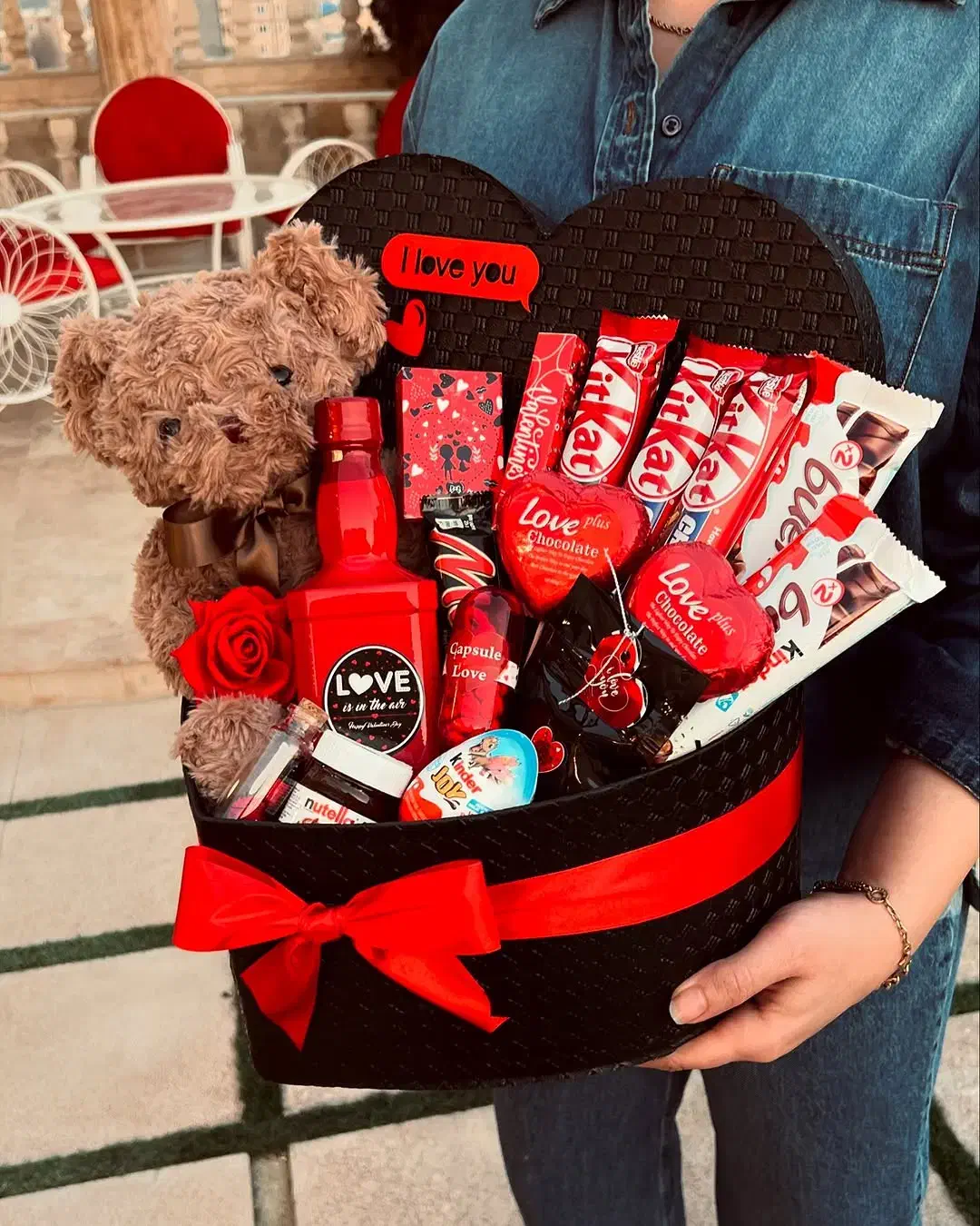 دسته گل و باکس شکلاتی نو|گل مصنوعی|بازرگان, |دیوار