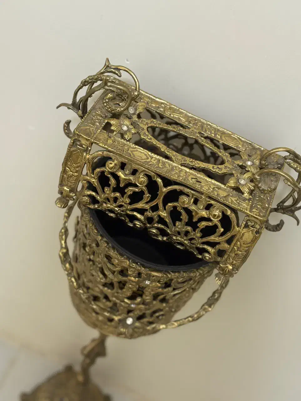 سطل ذباله برنجی نو|کلکسیون اشیاء عتیقه|پرند, فاز ۲|دیوار