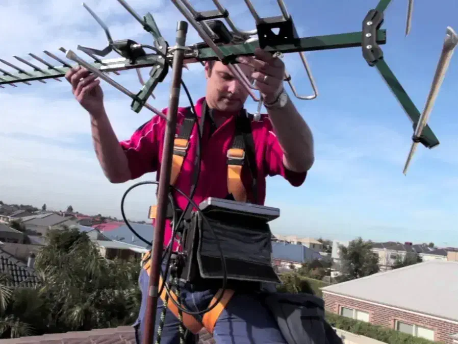 نصب انواع آنتن تلویزیون نصاب تنظیم گیرنده دیجیتال|خدمات پیشه و مهارت|اصفهان, خانه اصفهان|دیوار