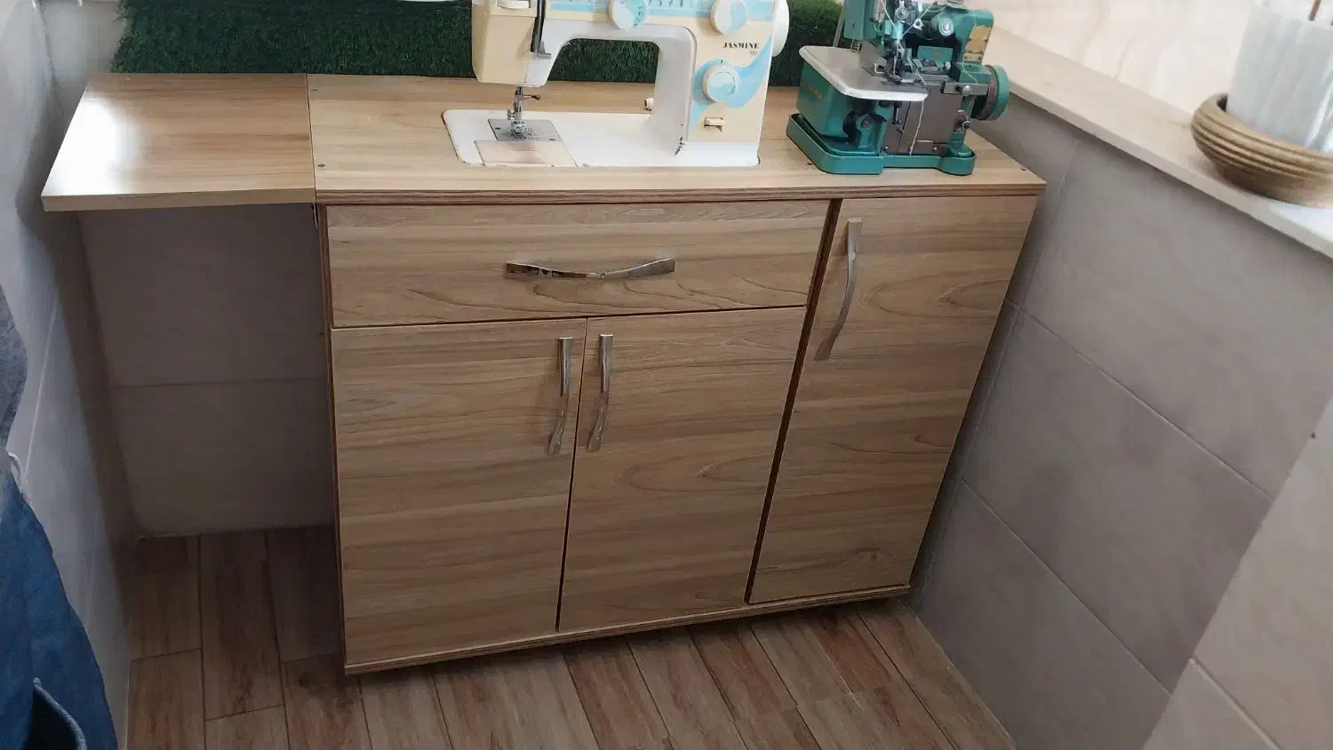 میزچرخ خیاطی|لوازم خیاطی و بافتنی|رشت, سیا اسطلخ|دیوار