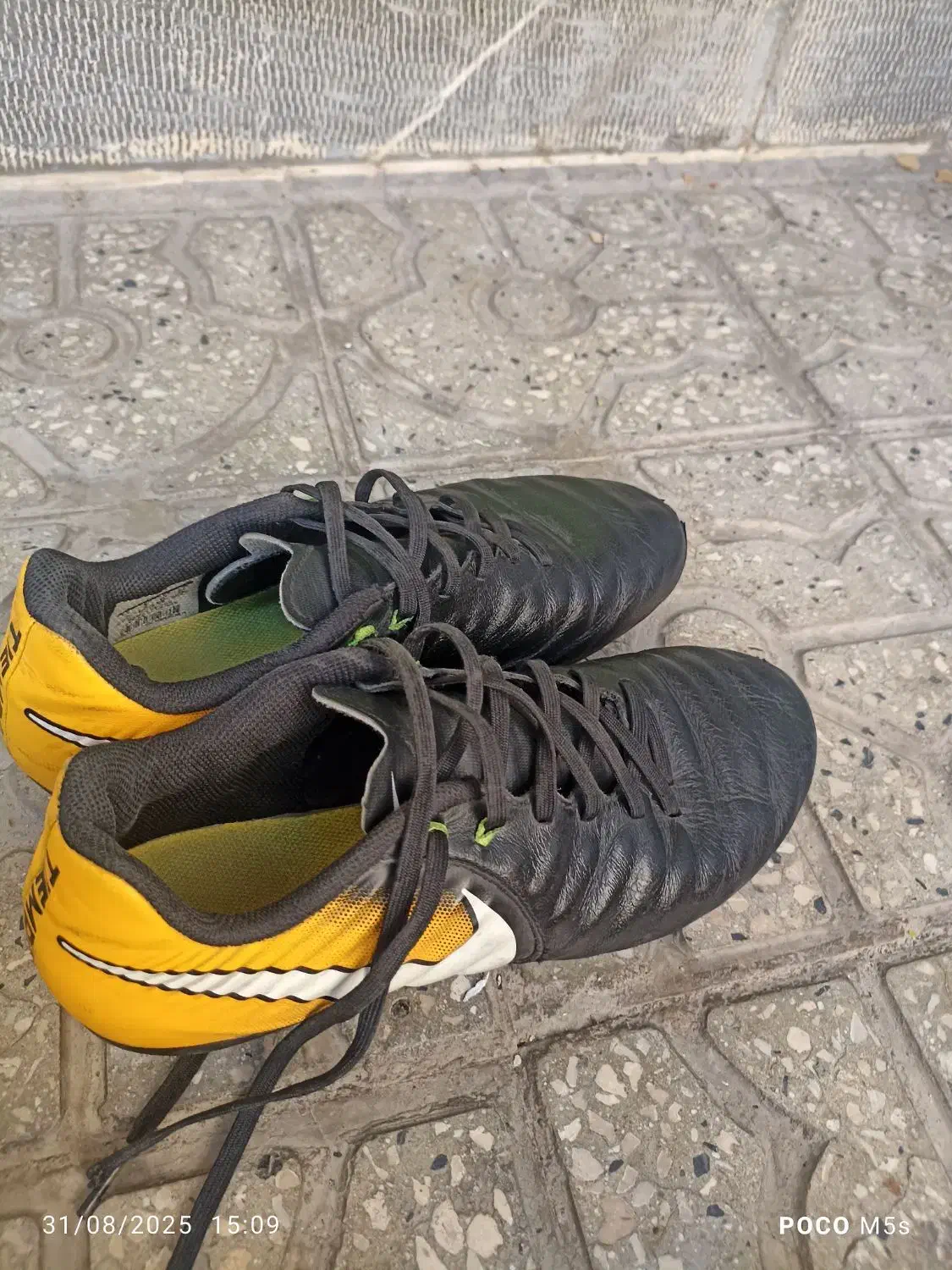 کفش چمن و چمن مصنوعی|تجهیزات ورزشی|تویسرکان, |دیوار