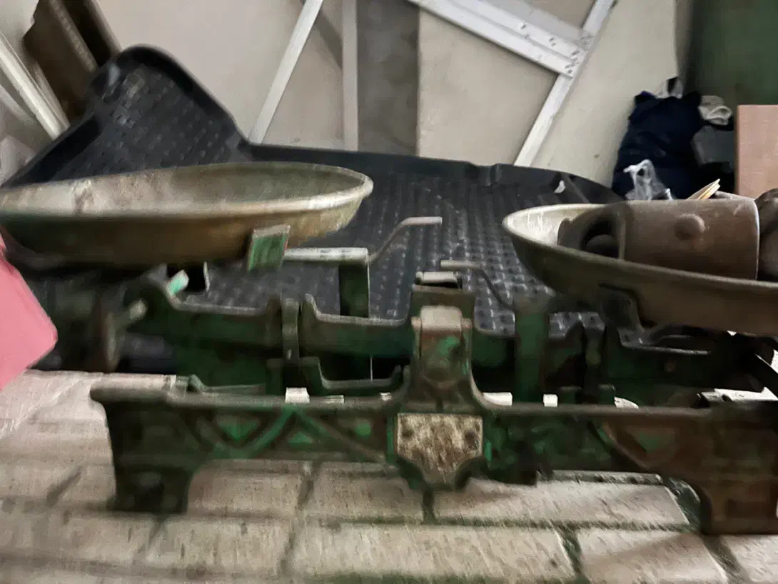 ترازو قدیمی و سنگین عتیقه همراه با وزنه|کلکسیون اشیاء عتیقه|اسکو, |دیوار