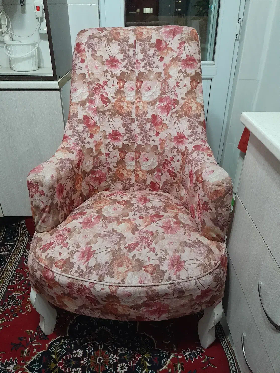 میز کامپیوتر و مبل تک نفره راحتی|مبلمان خانگی و میز عسلی|پرند, فاز ۶|دیوار